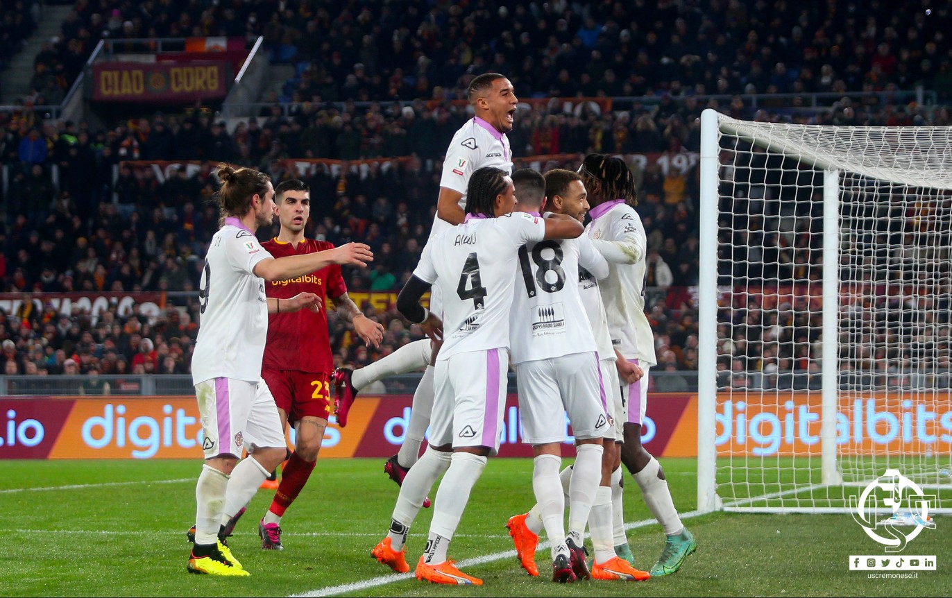 Para pemain Cremonese melakukan selebrasi usai mencetak gol ke gawang AS Roma di laga Coppa Italia.