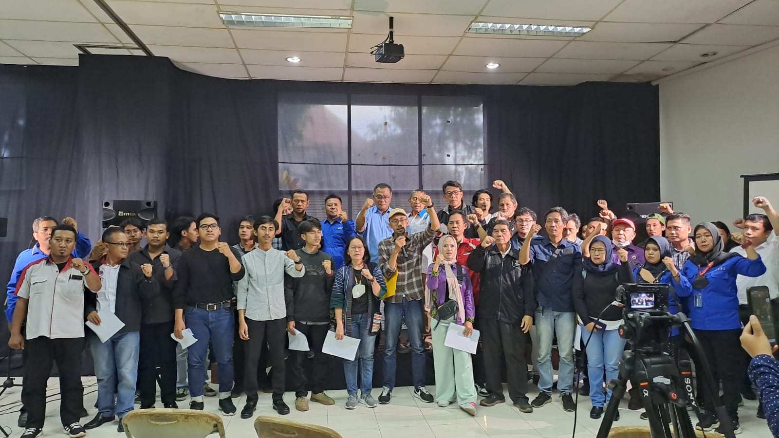 Aliansi Perlawanan Rakyat menyampaikan kecaman, terhadap berbagai kebijakan pemerintah yang dinilai sebagai pengkhianatan reformasi.