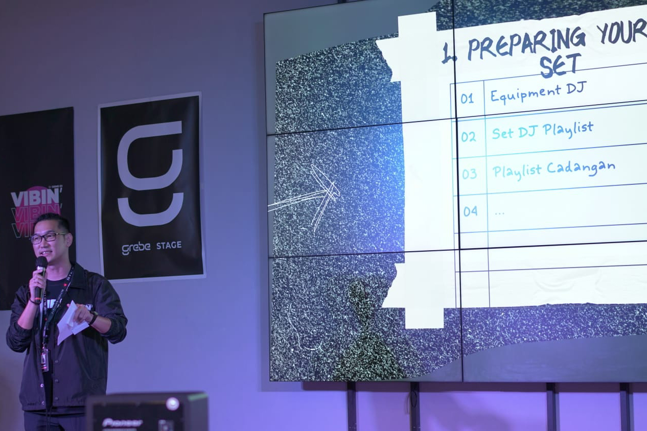 Founder DOMS DJ Yudy Yansyah di acara edukasi disk jockey (DJ) bersama Pioneer DJ di Lippo Mall Puri, Jakarta Barat, Minggu (5/2). 