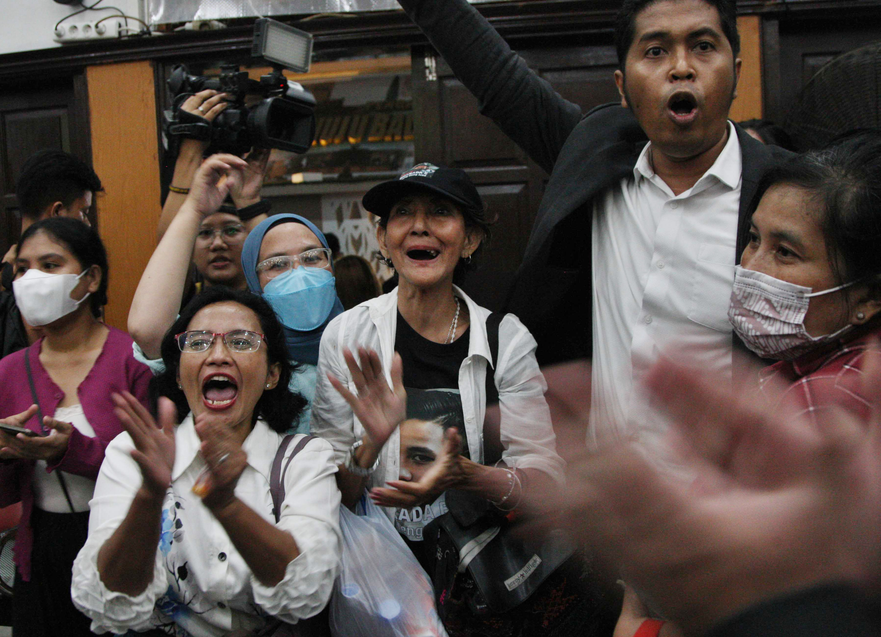 Para pendukung keluarga almarhun Brigadir Yoshua bertereriak gembira setelah Majelis Hakim memvonis mati terdakwa Ferdy Sambo