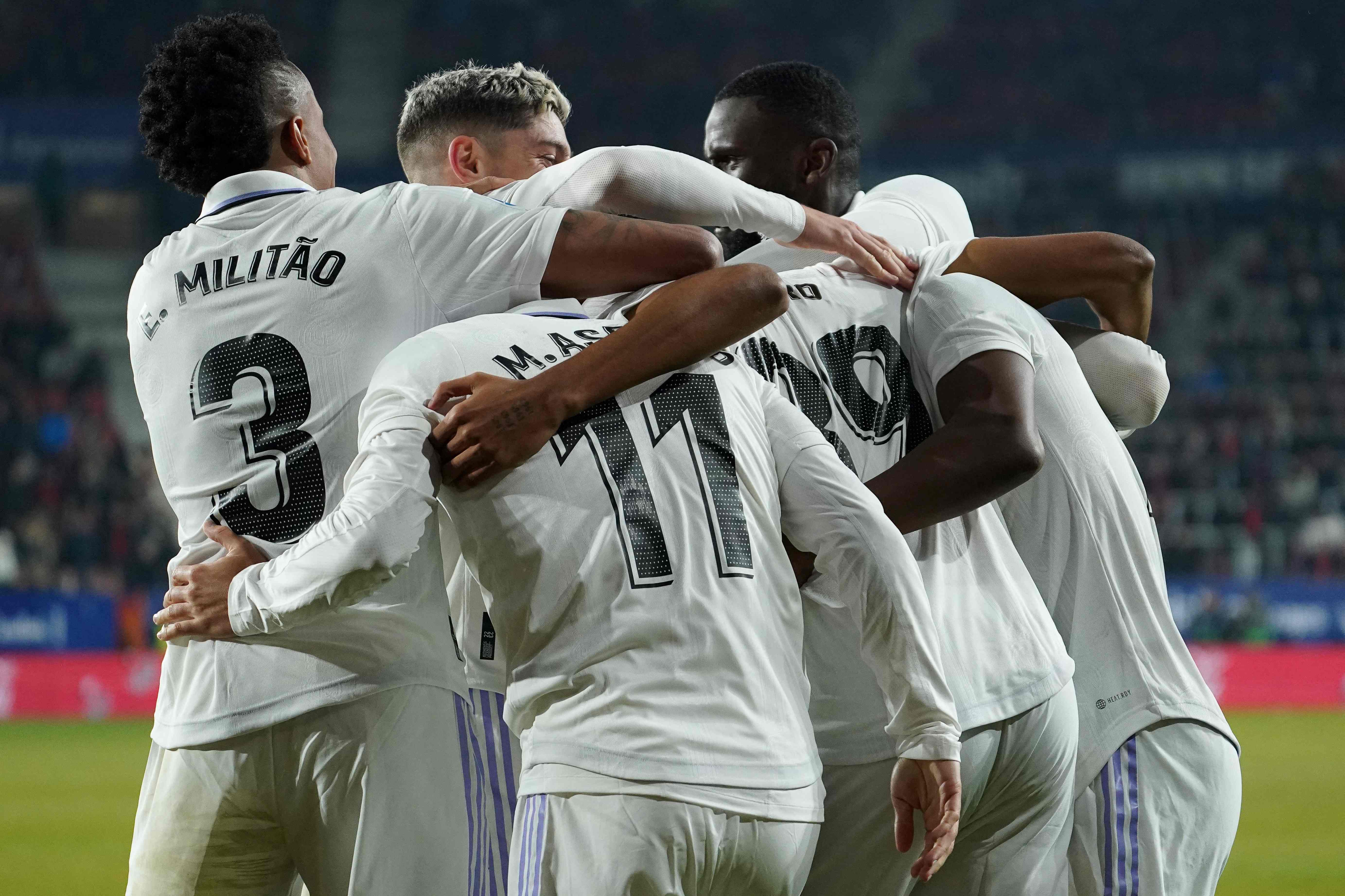 Para pemain Real Madrid melakukan selebrasi usai mencetak gol ke gawang Osasuna di laga La Liga.