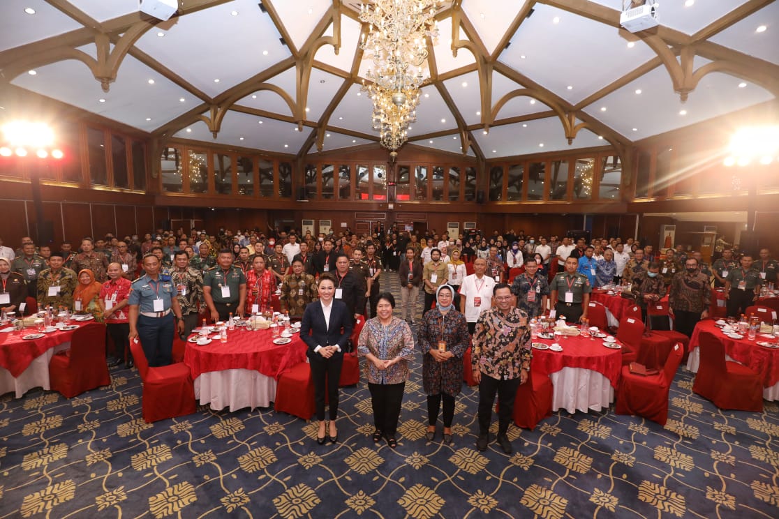 Guru besar fakultas hukum perguruan tinggi ternama dalam Sosialisasi KUHP baru di Hotel Patra, Semarang, Rabu (1/2/2023)