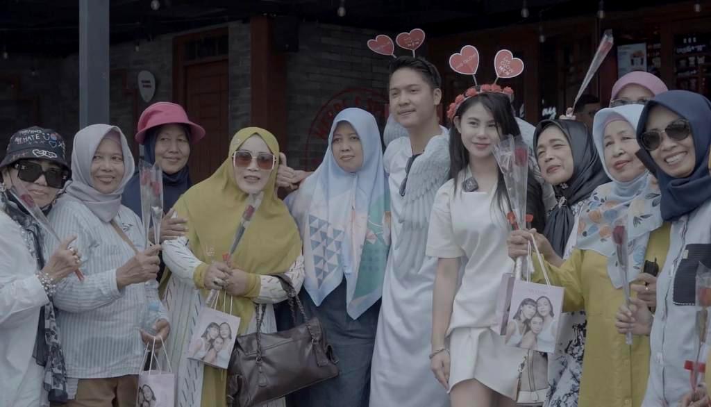 MS Glow Cupid Rangers membagikan bunga, produk, dan voucher special untuk para pengunjung klinik. 