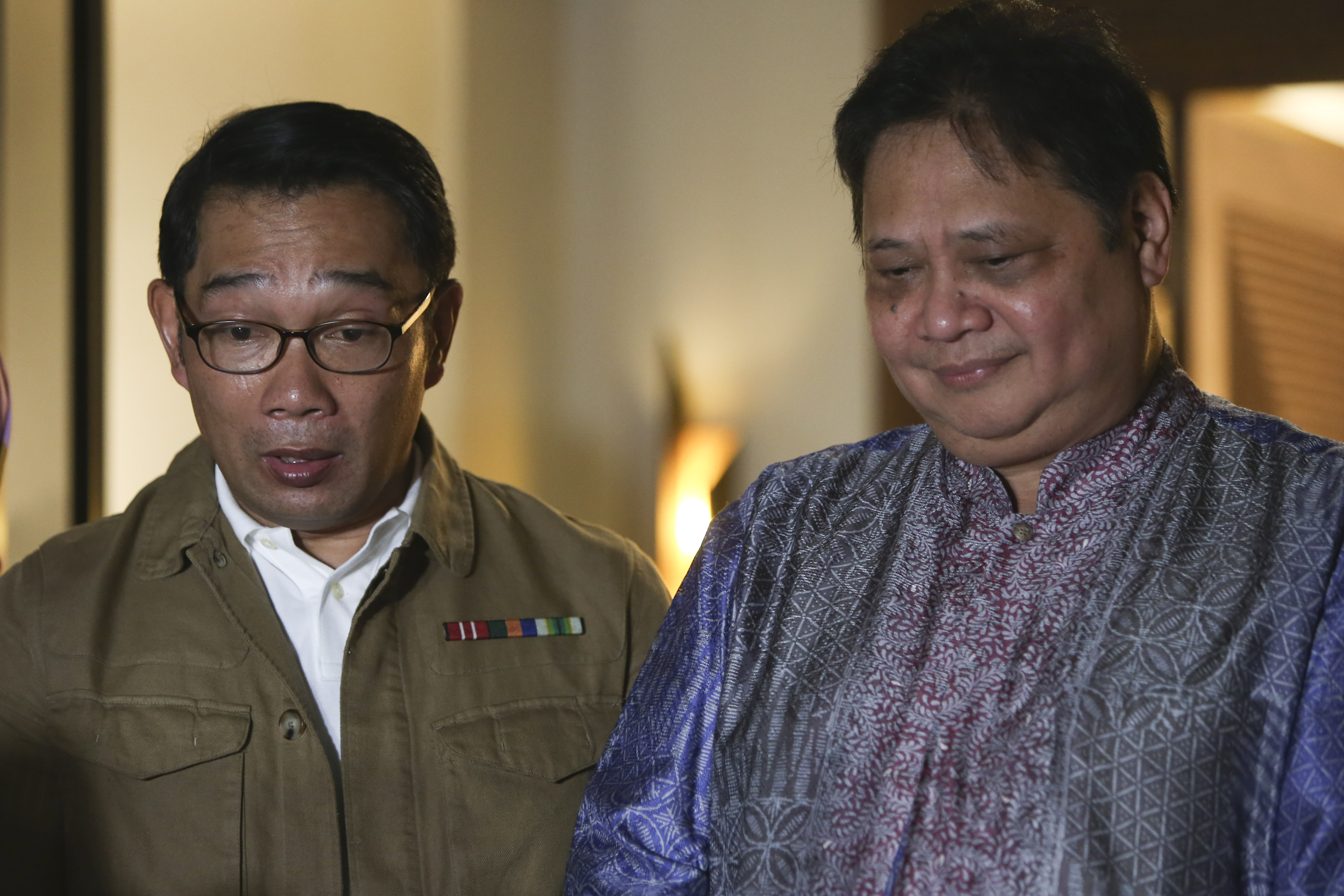 Gubernur Jawa Barat Ridwan Kamil (kiri) bersama Ketua Umum Partai Golkar Airlangga Hartarto