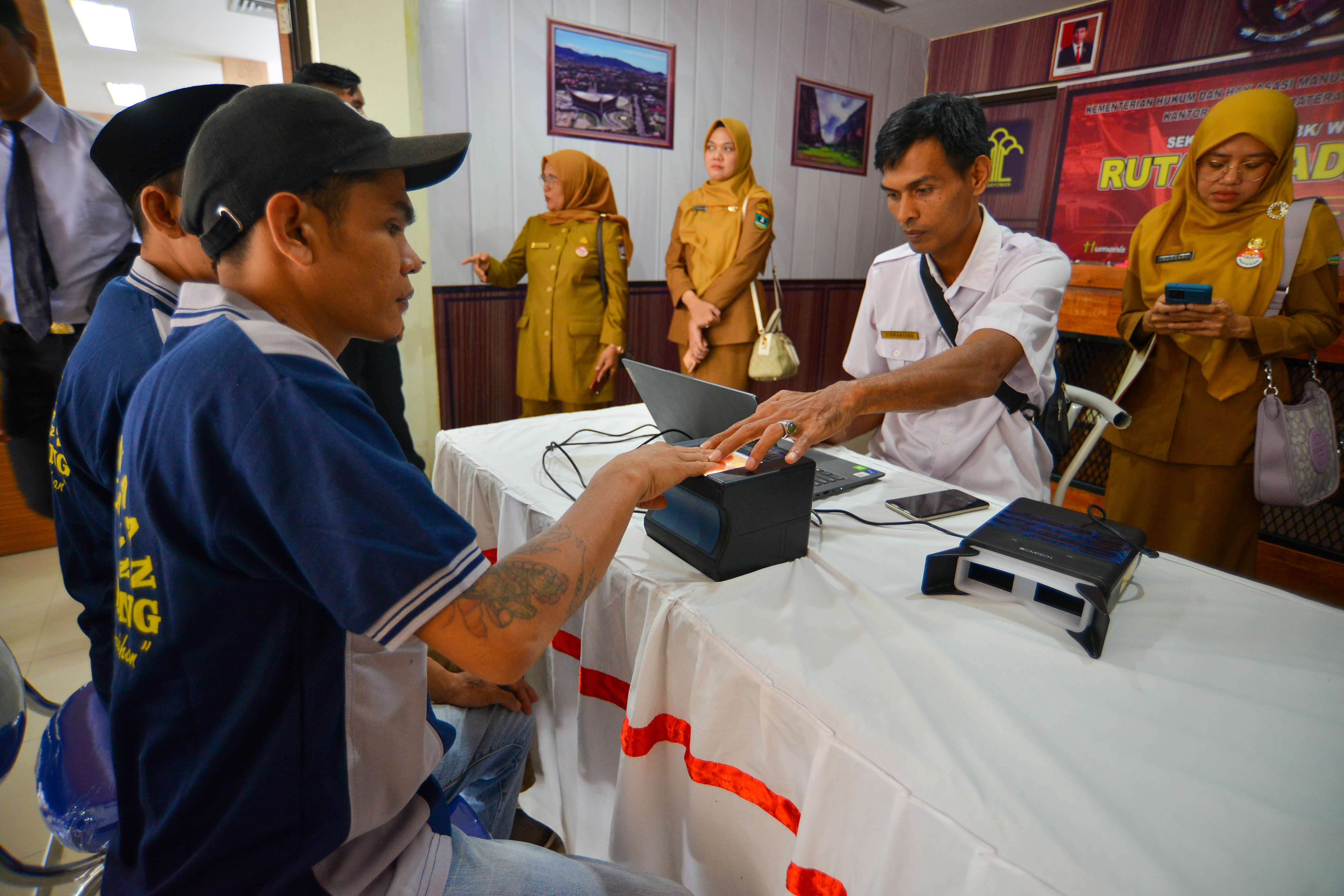 Petugas melakukan pengecekan sidik jari warga binaan di Rutan kelas II B Padang, Sumatera Barat, Senin (13/2/2023).