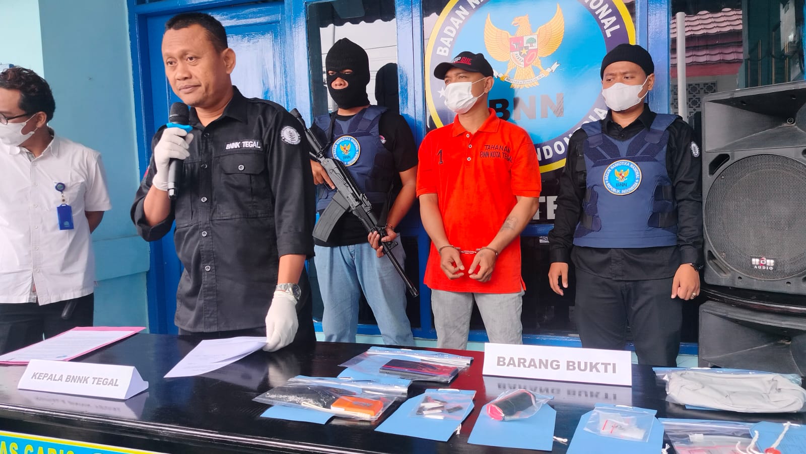 SR alias D (kaos merah), pengedar narkoba jenis sabu dihadirkan dalam konferensi pers ungkap kasus di Kantor BNN Kota Tegal, Rabu (8/2). 