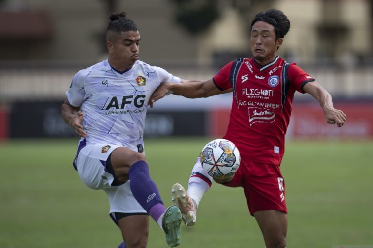 Pesepak bola Arema FC Renshi Yamaguchi (kanan) berebut bola dengan pesepak bola Persik Kediri Anderson Do Nascimento Carneiro (kiri)