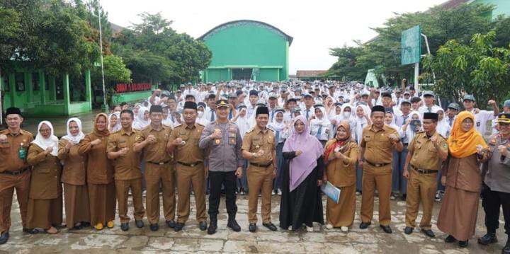 Pimpin Upacara di SMA, Bupati Bandung Serukan Pencegahan Nikah Dini