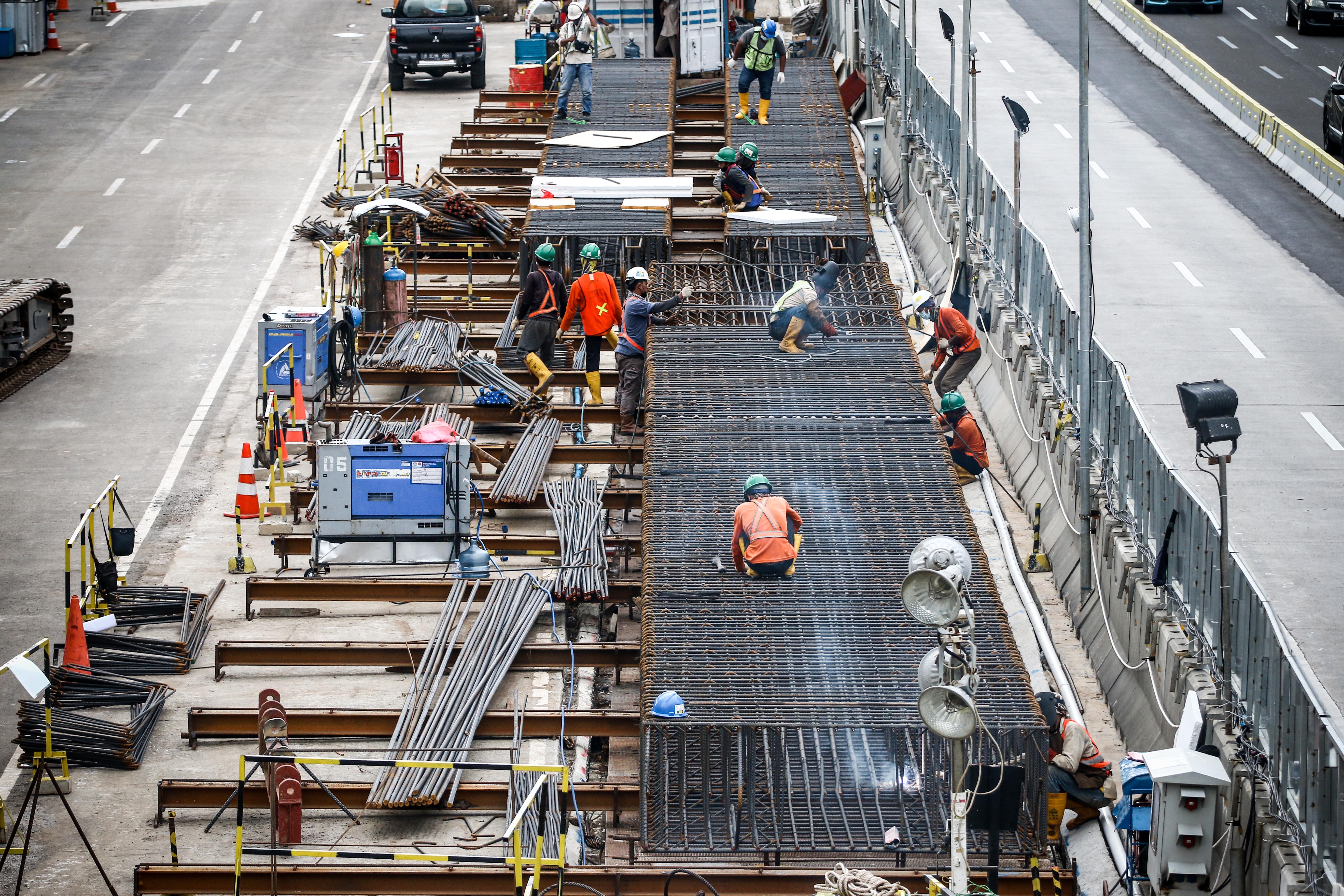 Ilustrasi: pekerja menggarap proyek pembangunan MRT Jakarta Fase 2 di Jalan MH. Thamrin, Jakarta.