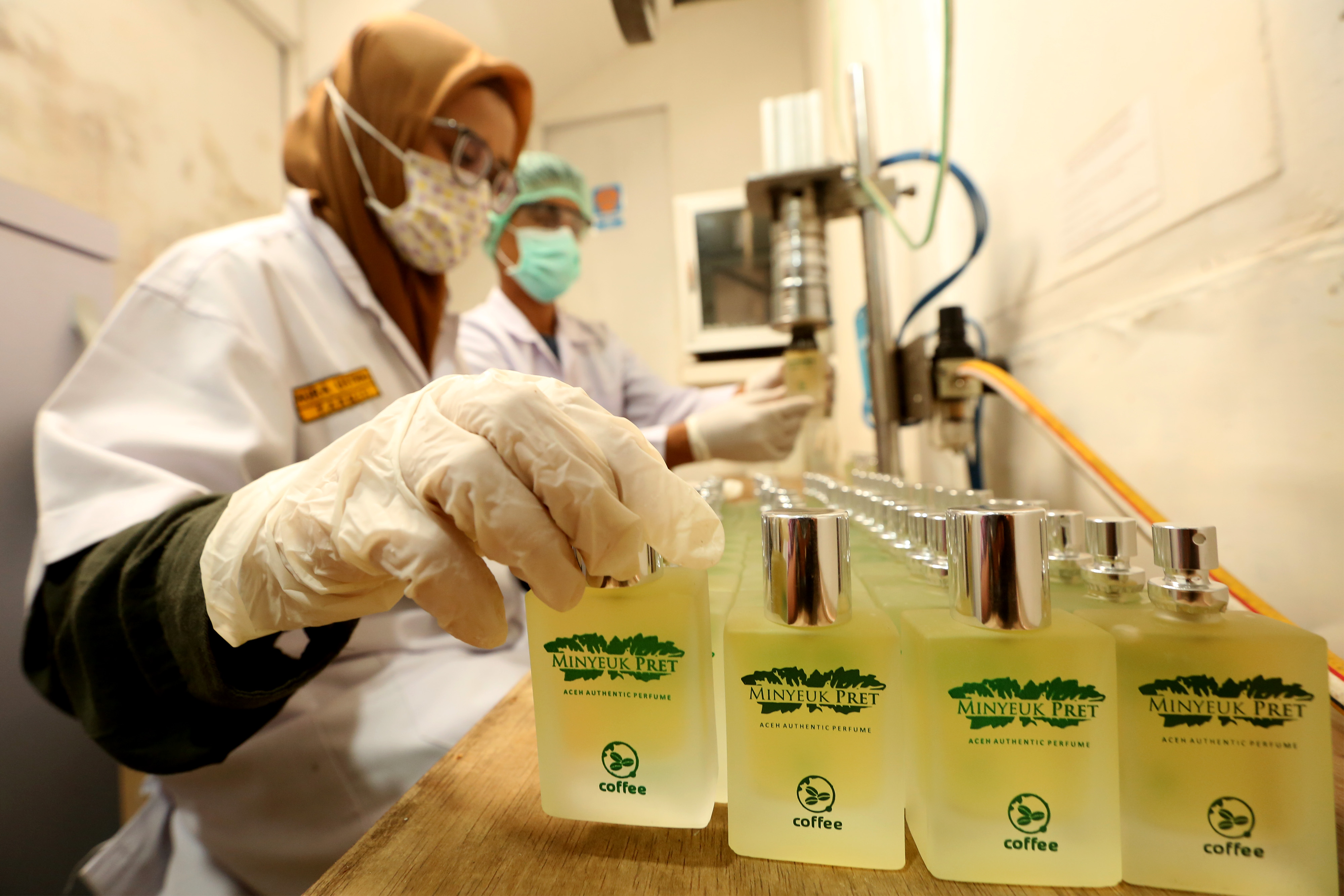 Karyawan sedang meramu parfum.