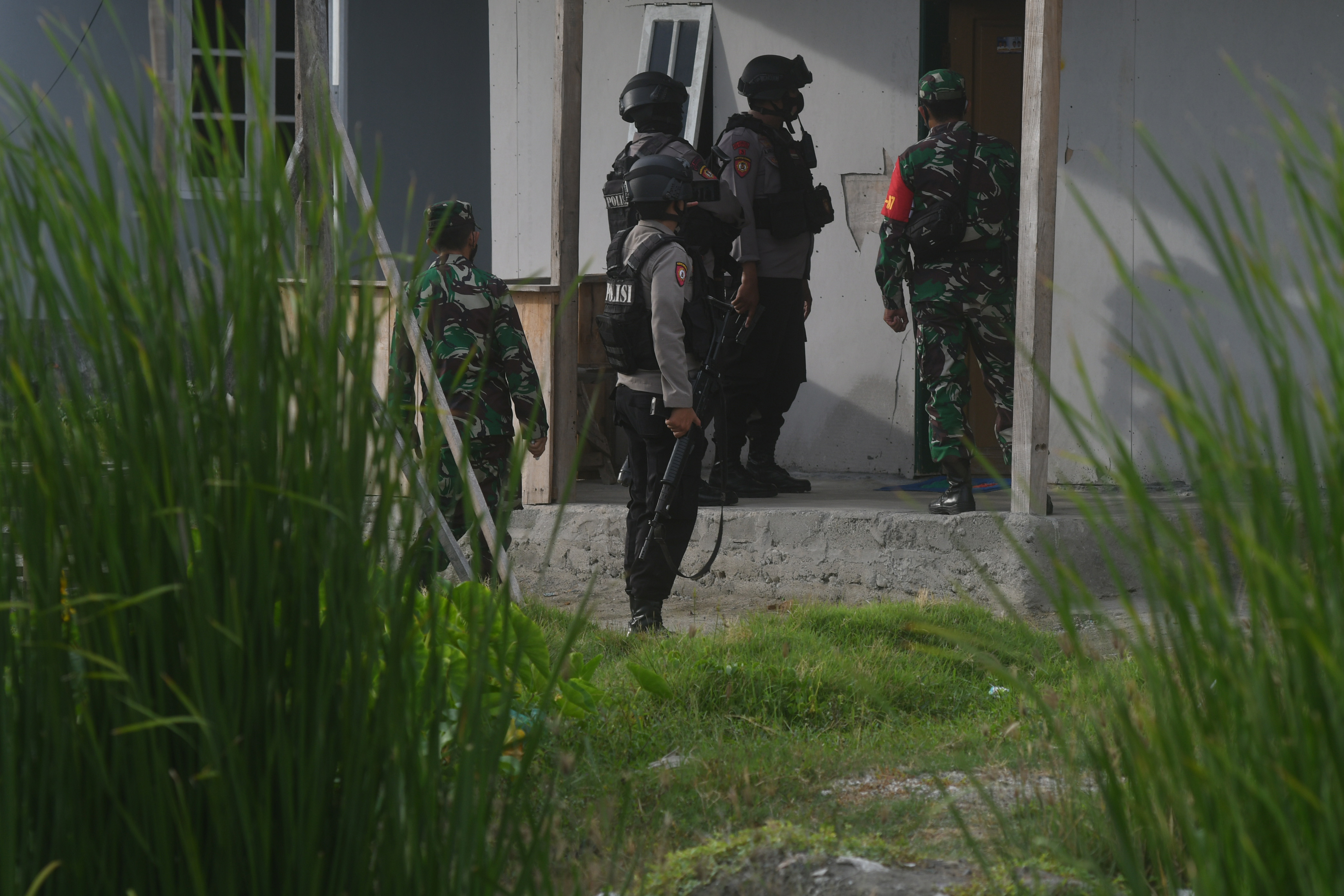 Ilustrasi anggota Densus 88 saat melakukan pengejaran terduga teroris.