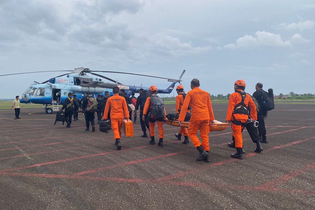 Tim gabungan melibatkan personel Sat Brimob Polda Jambi dan personel Tim Rescue Basarnas Jambi, Minggu petang (19/2),