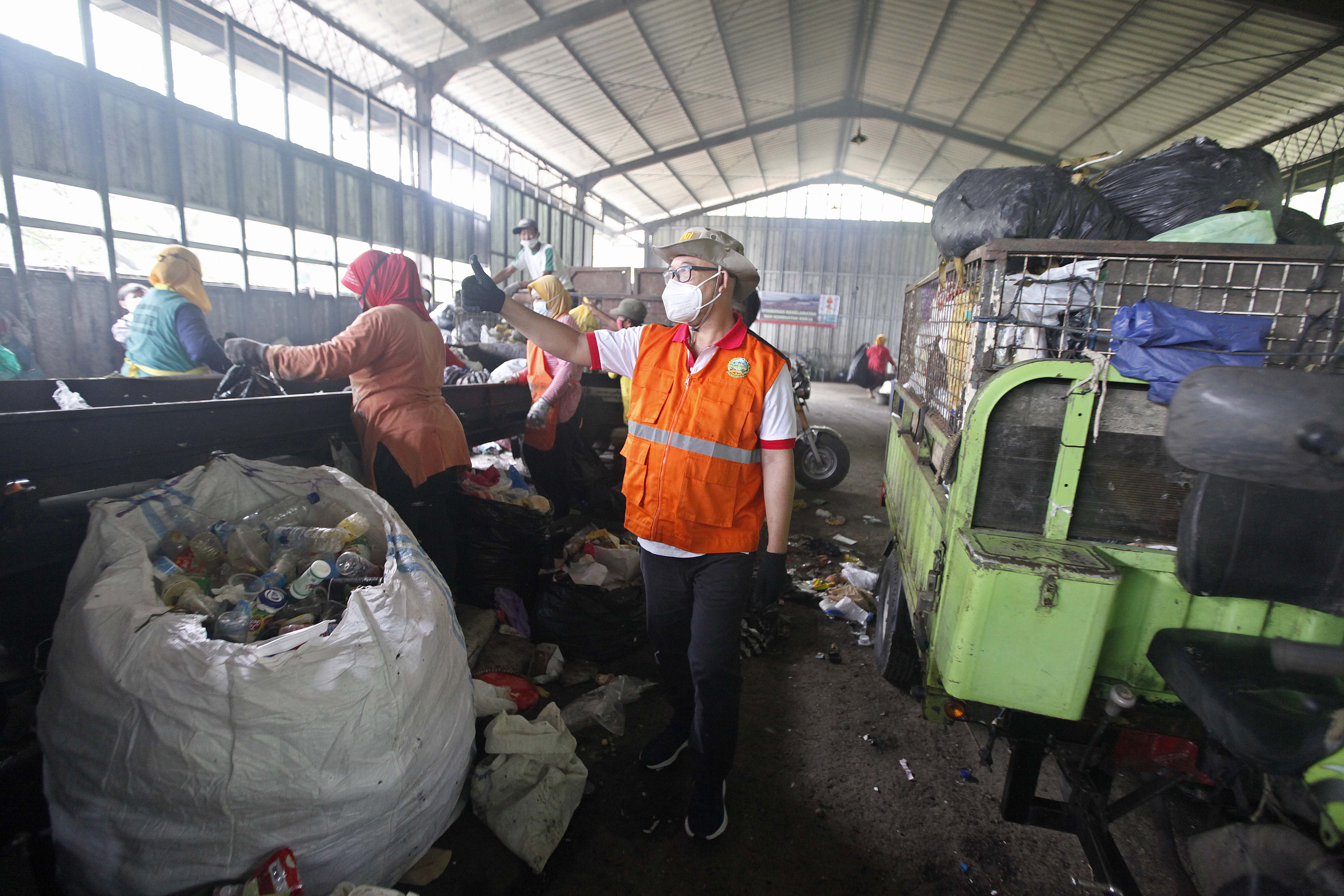 Bupati Banyumas Achmad Husein saat mengunjungi tempat pengelolaan sampah terpadu di wilayahnya