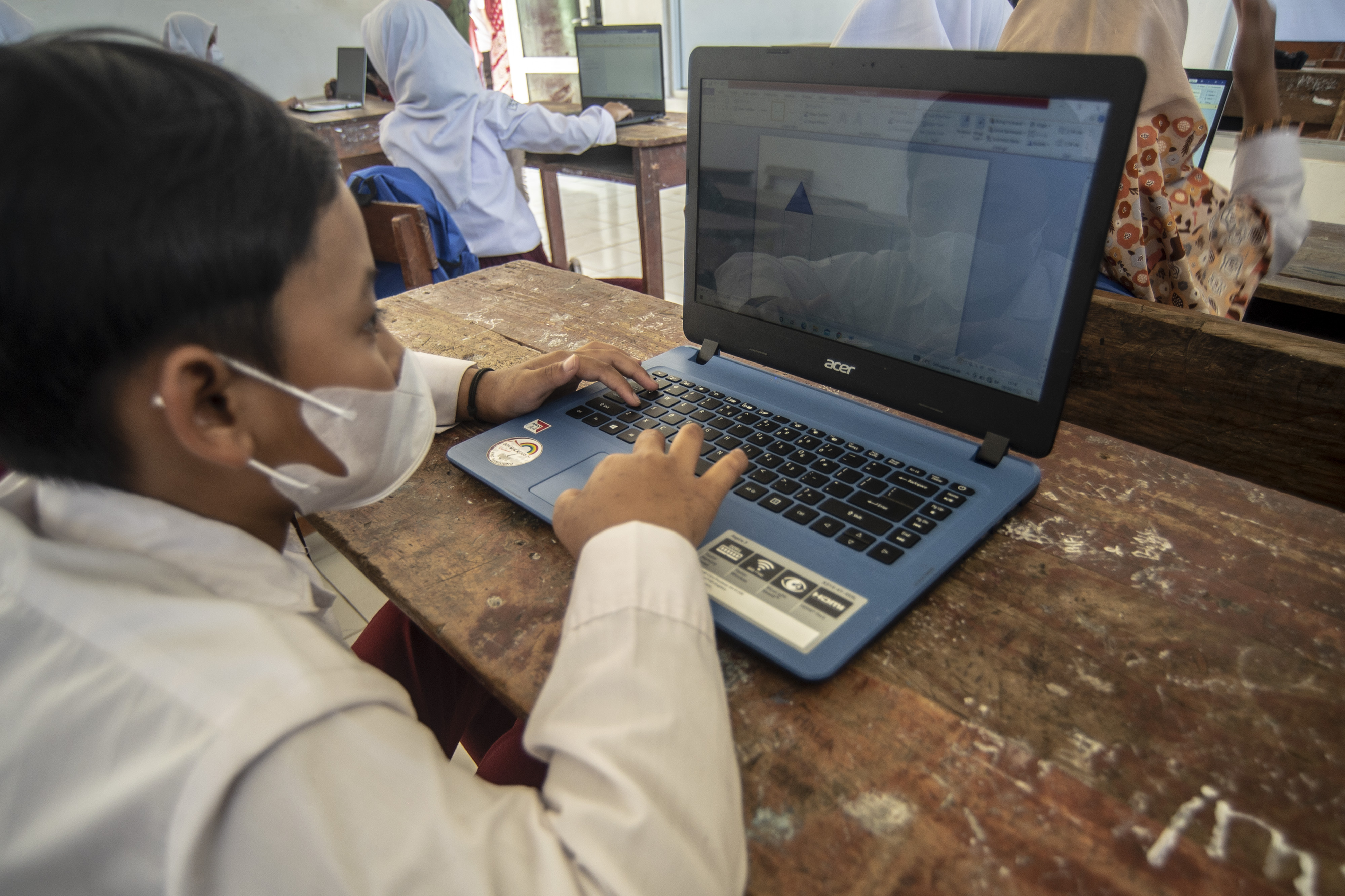 Sejumlah murid belajar menggunakan perangkat laptop di SDN 01 Malasari, Nanggung, Bogor, Jawa Barat, Sabtu (9/4/2022).