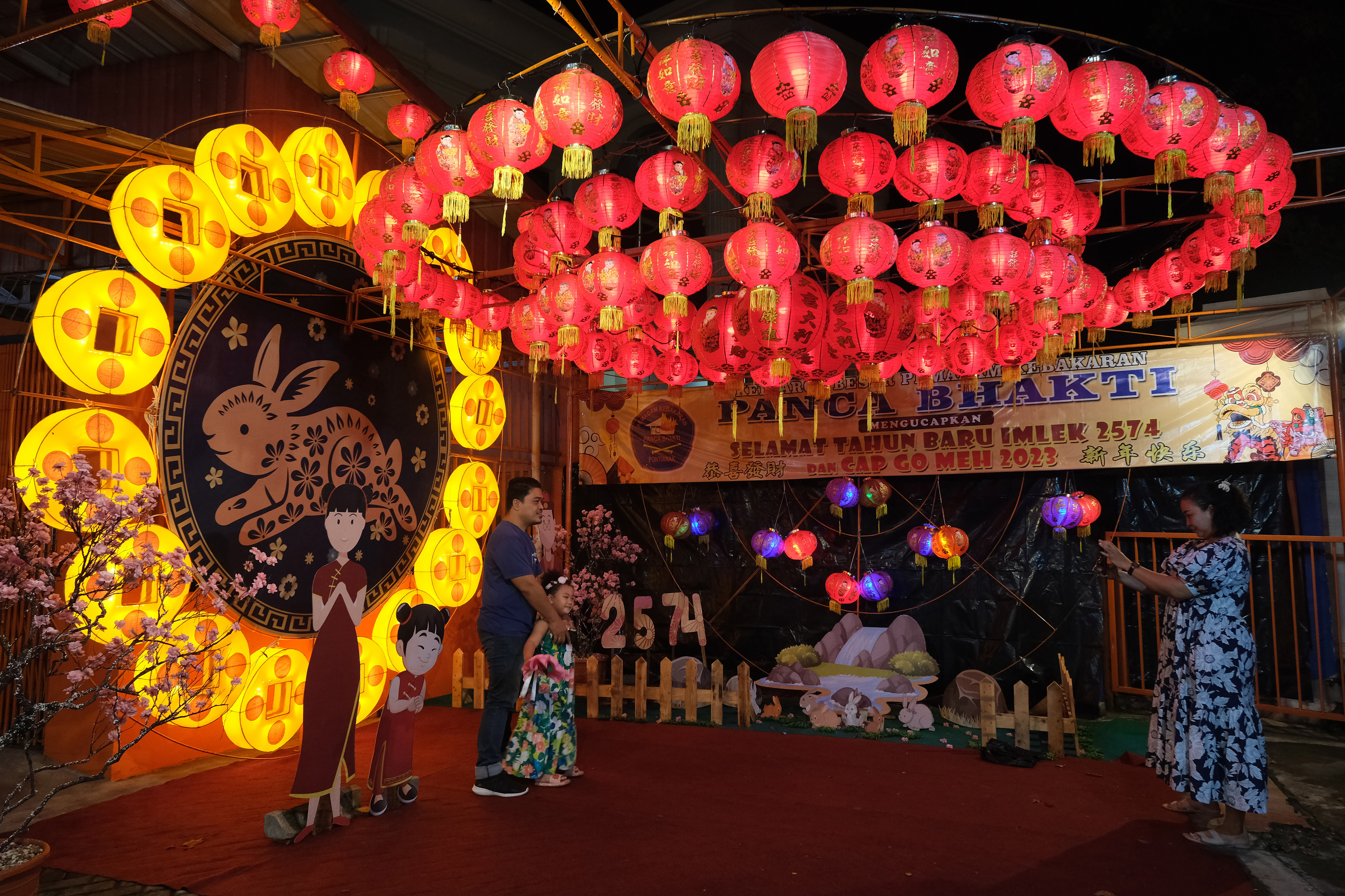 Sejumlah warga turut dalam perayaan Imlek dan Cap Go Meh di Kota Pontianak, Kalimantan Barat.