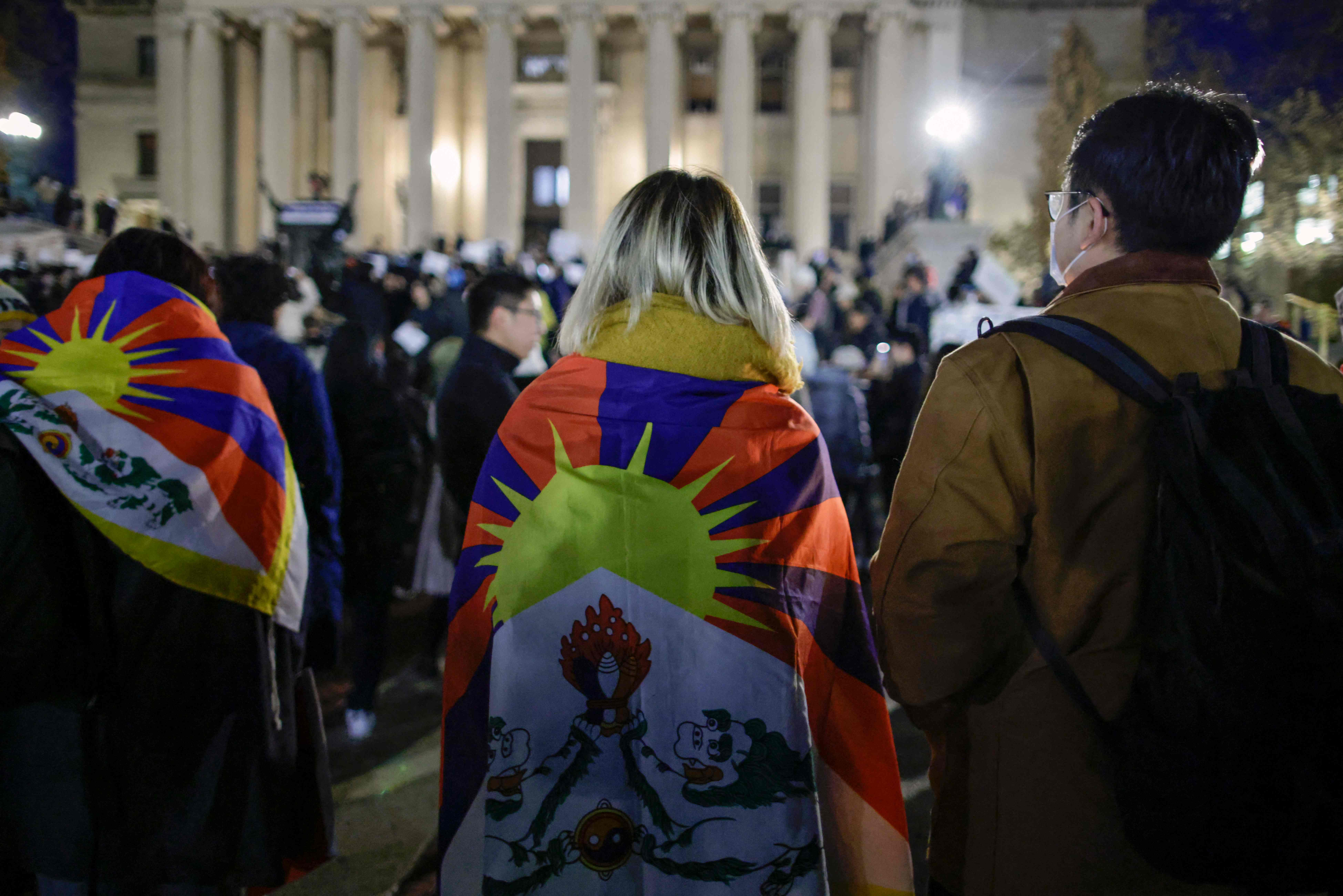 Pengunjuk rasa mengenakan bendera Tibet di Universitas Columbia, Amerika Serikat beberapa waktu lalu.
