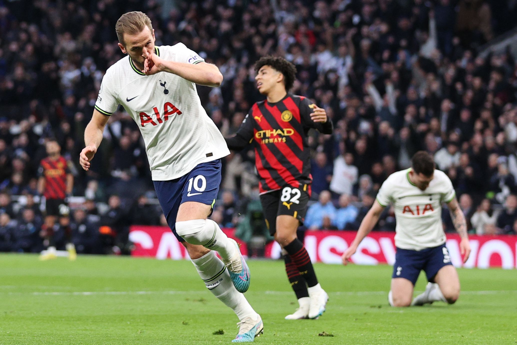 Penyerang Tottenham Hotspur Harry Kane melakukan selebrasi usai menjebol gawang Manchester City di laga Liga Primer Inggris.