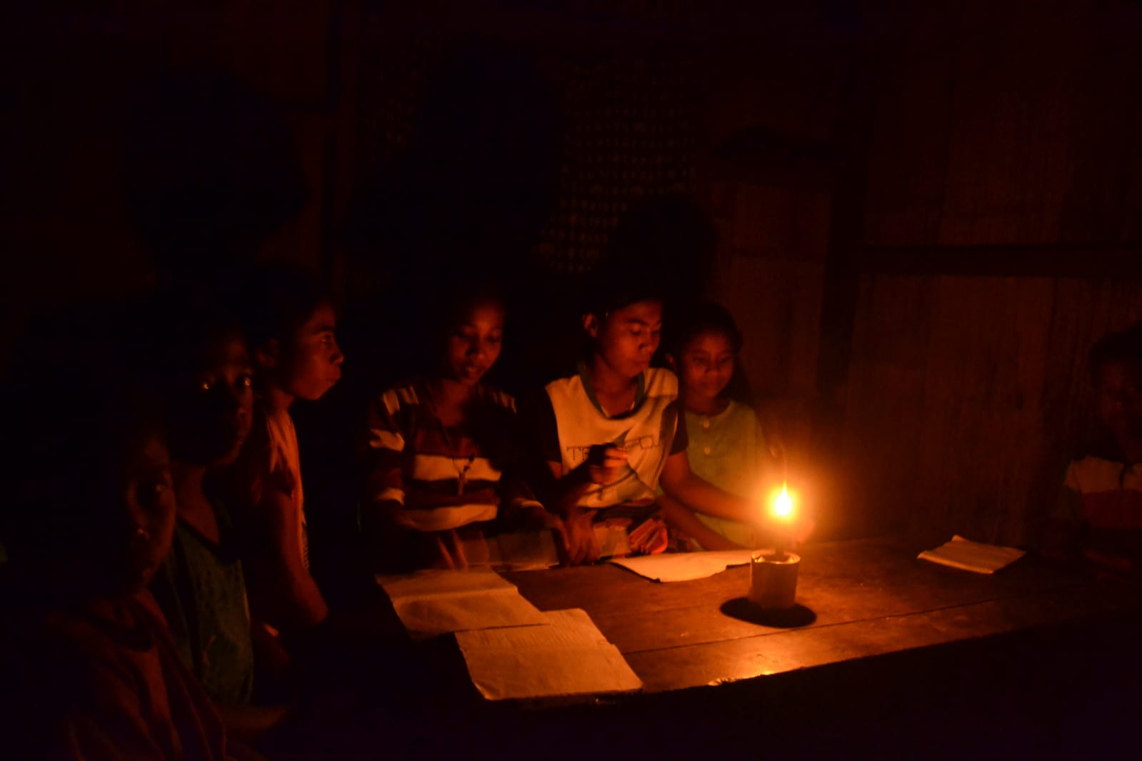 Siswa belajar dengan menggunakan penerangan dari minyak tanah