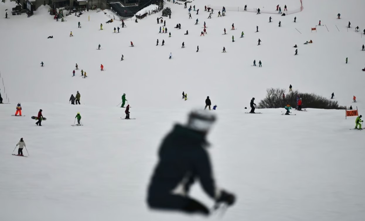 Sejumlah wisatawan melakukan aktivitas ski di Hakuba, Jepang.