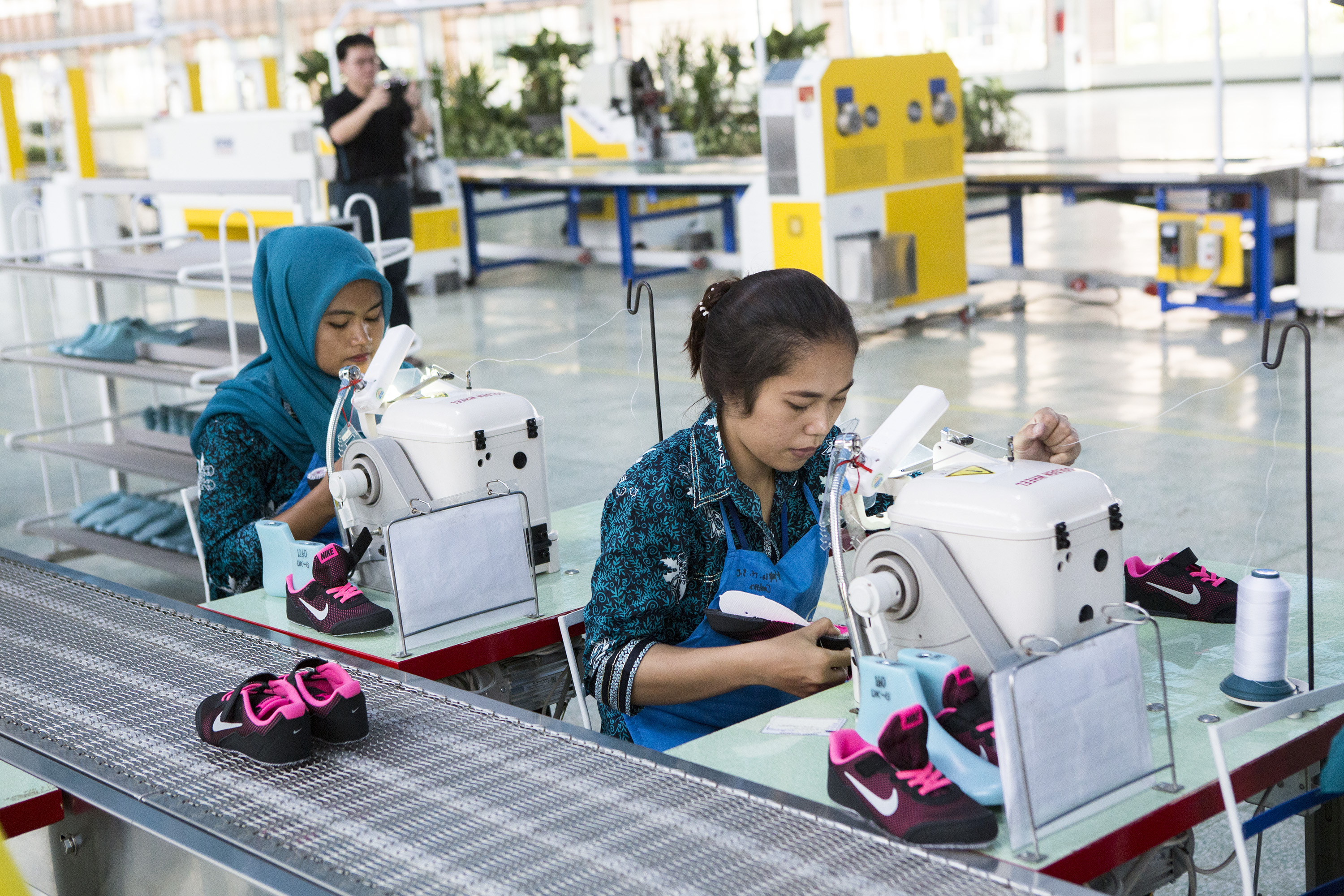Ilustrasi: buruh perempuan menyelesaikan proses pembuatan sepatu olahraga di Cianjur, Jawa Barat.