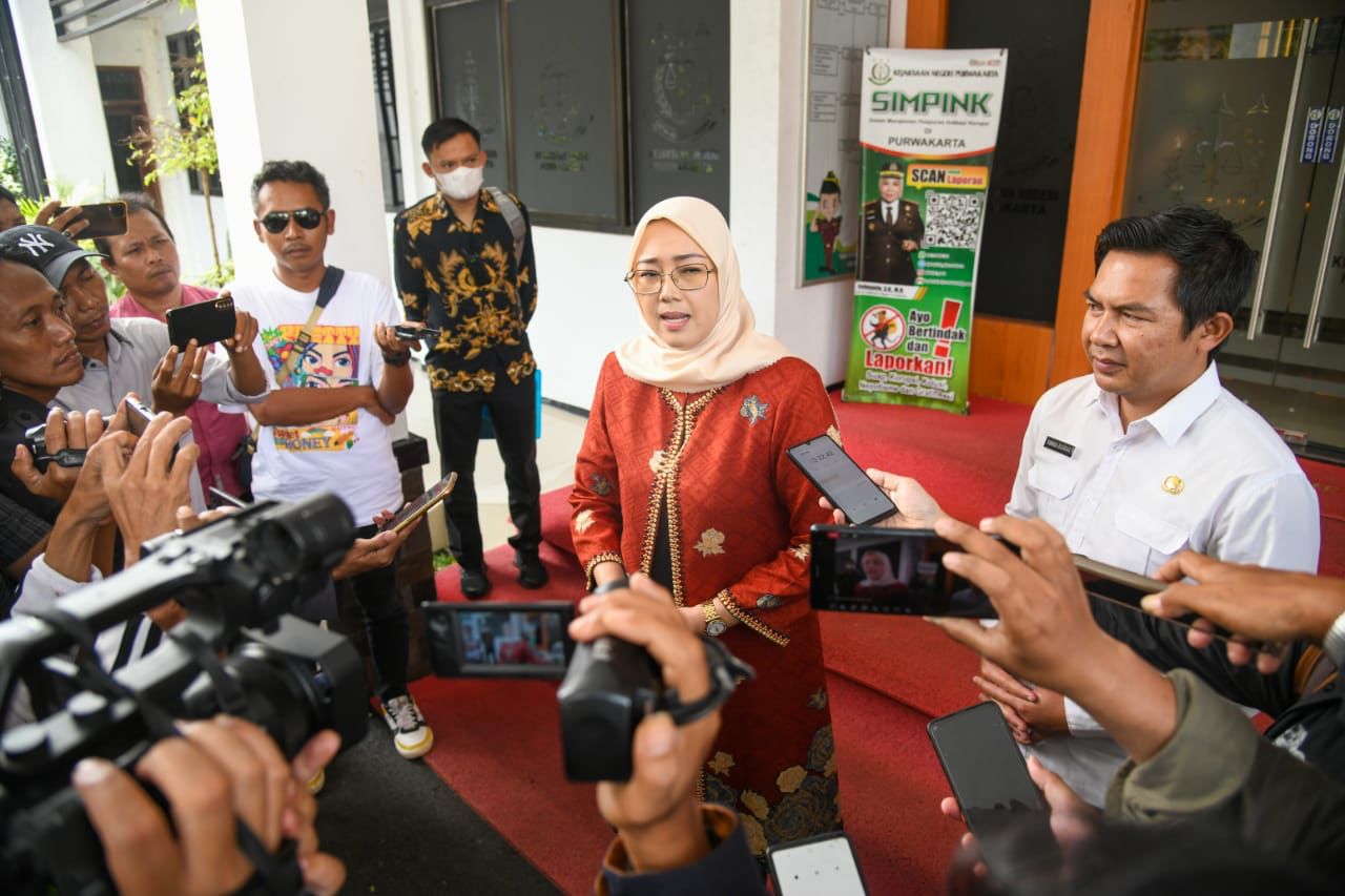 Bupati Anne Ratna Mustika memberikan keterangan usai memenuhi undangan Kejari Purwakarta, Rabu (15/2).