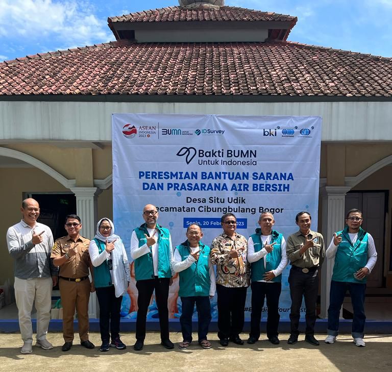 Acara peresmian Program TJSL sarana air bersih dan paket sembako di Bogor, Jawa Barat, Senin (20/2). 