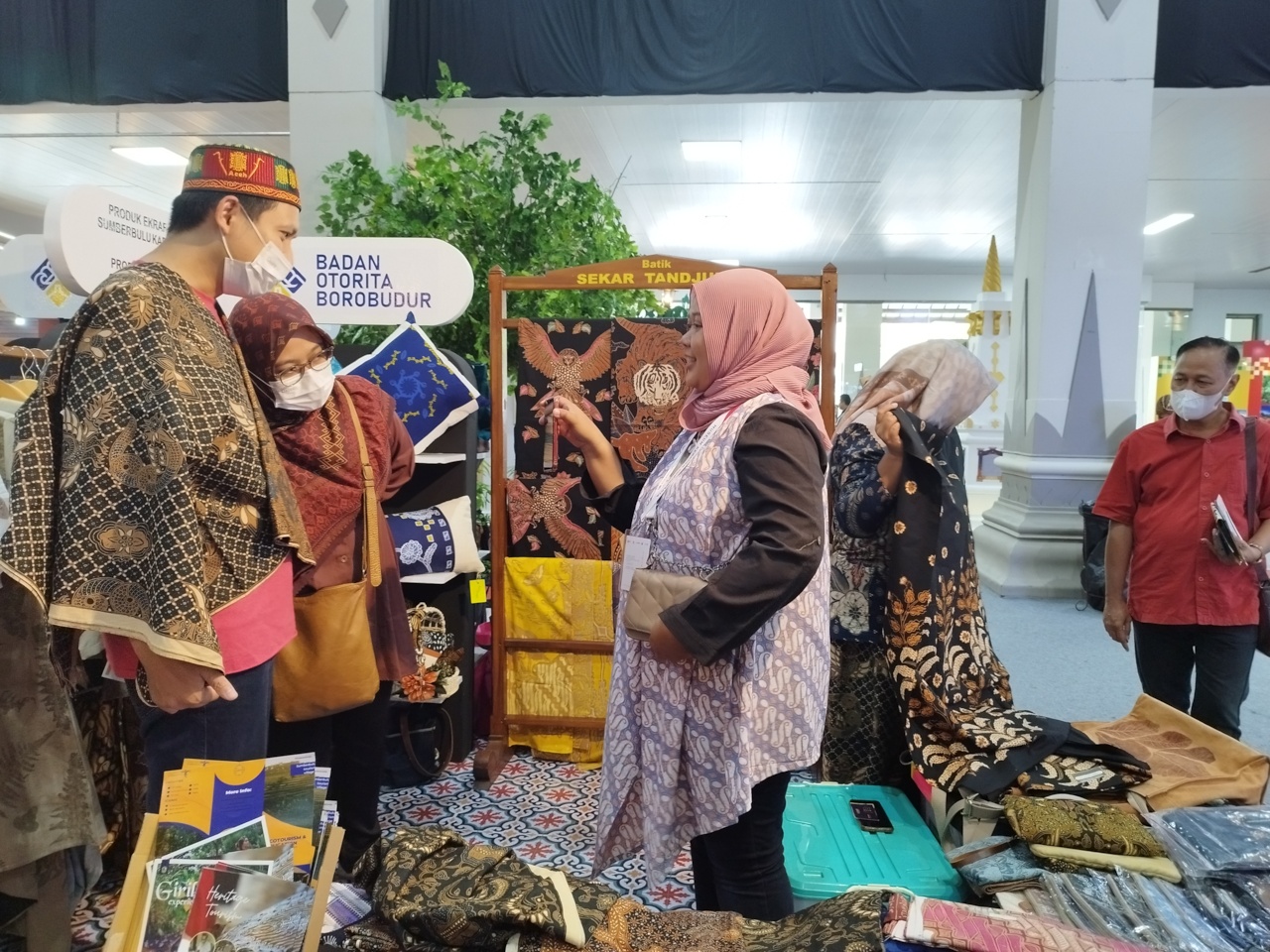 Sejumlah warga mengunjungi stan Badan Otorita Borobudur dalam gelaran Travex 2023 di Jogja Expo Center.