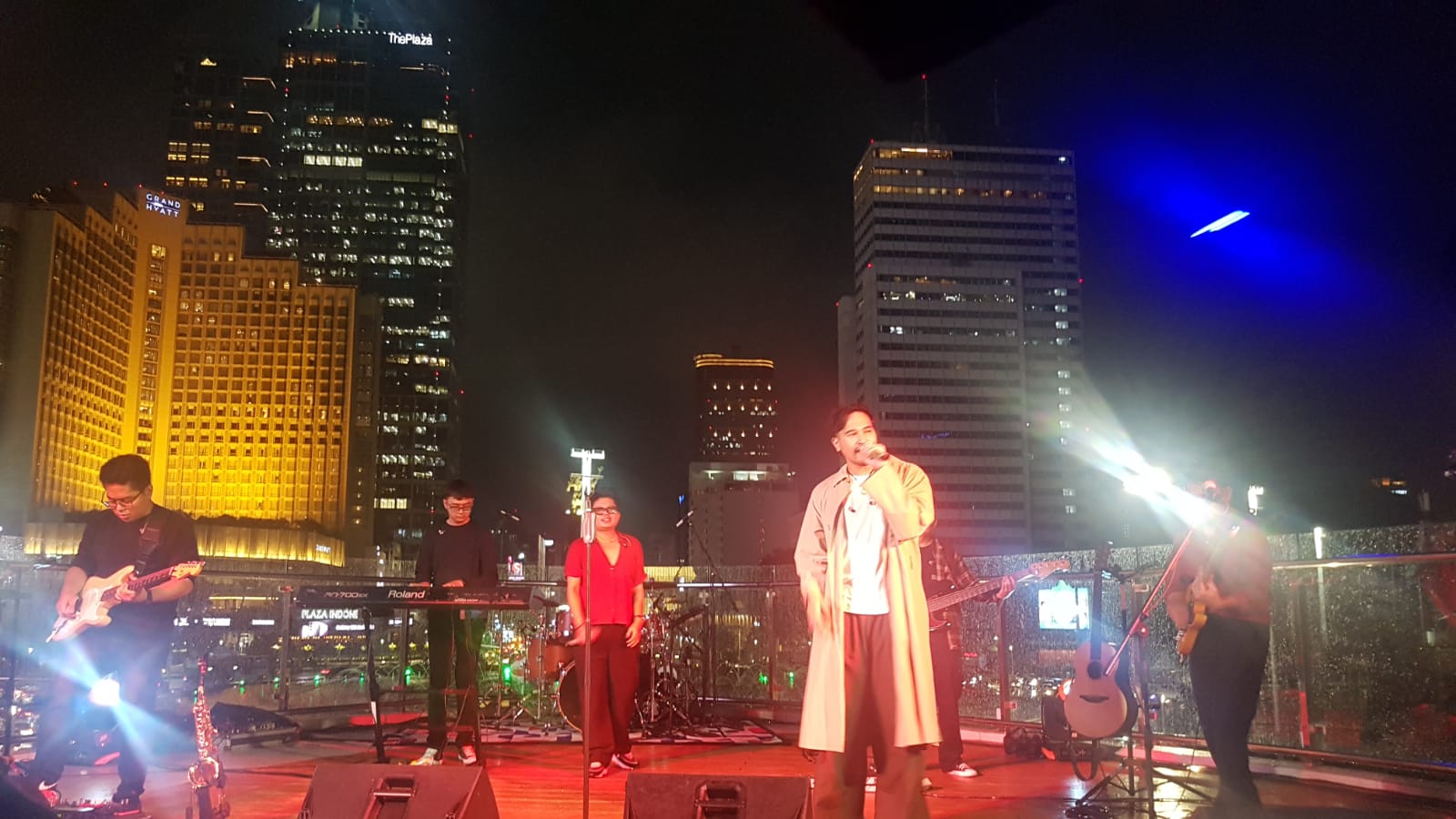 Adrian Khalif dan Juicy Luicy pentas di Halte Tosari.