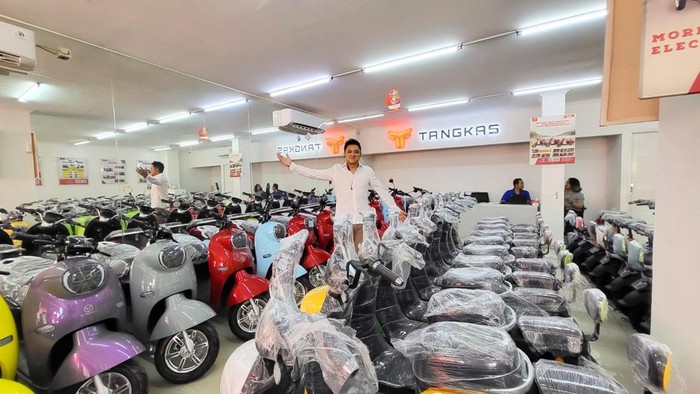CEO dan Founder dari PT Tangkas, Agung Pamungkas, atau biasa disapa Don Papank, berpose di tengah motor listrik yang diproduksinya.