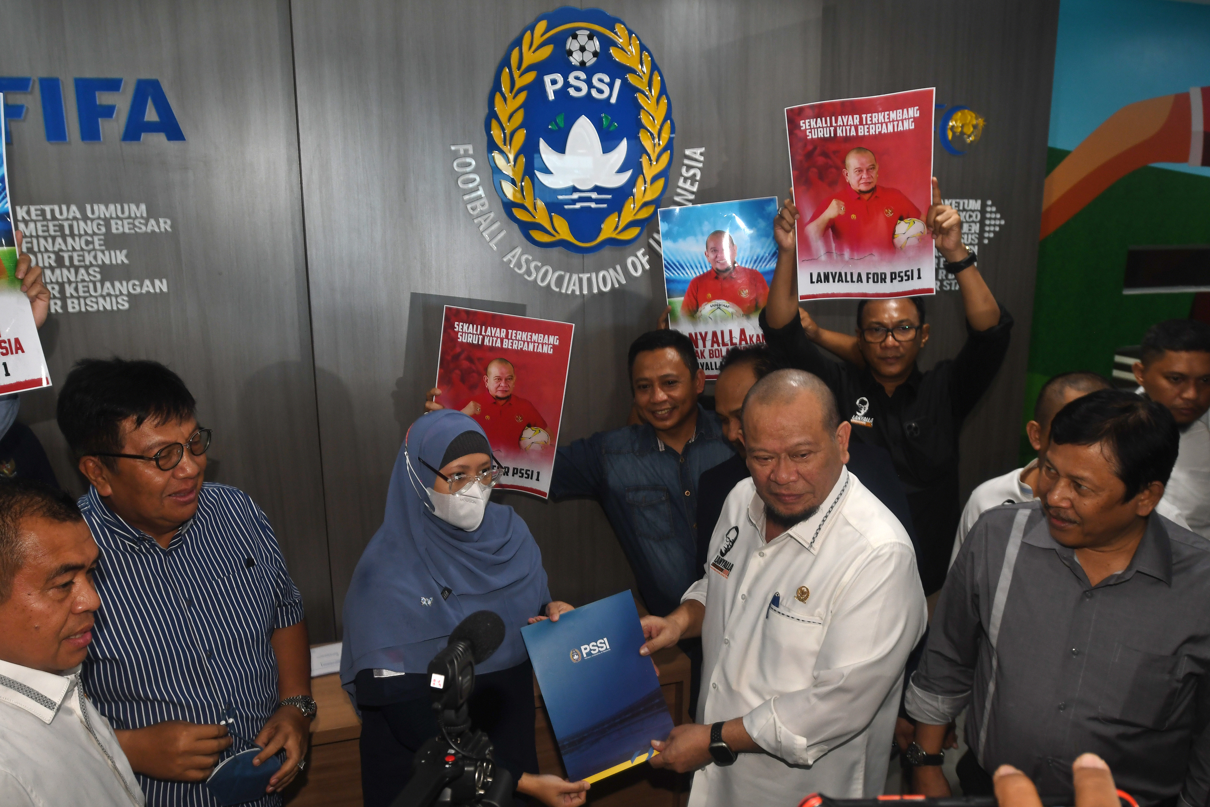 Ketua DPD RI La Nyalla Mattalitti menyerahkan form dan berkas pendaftaran calon Ketua Umum PSSI periode 2023-2027 di Kantor PSSI.