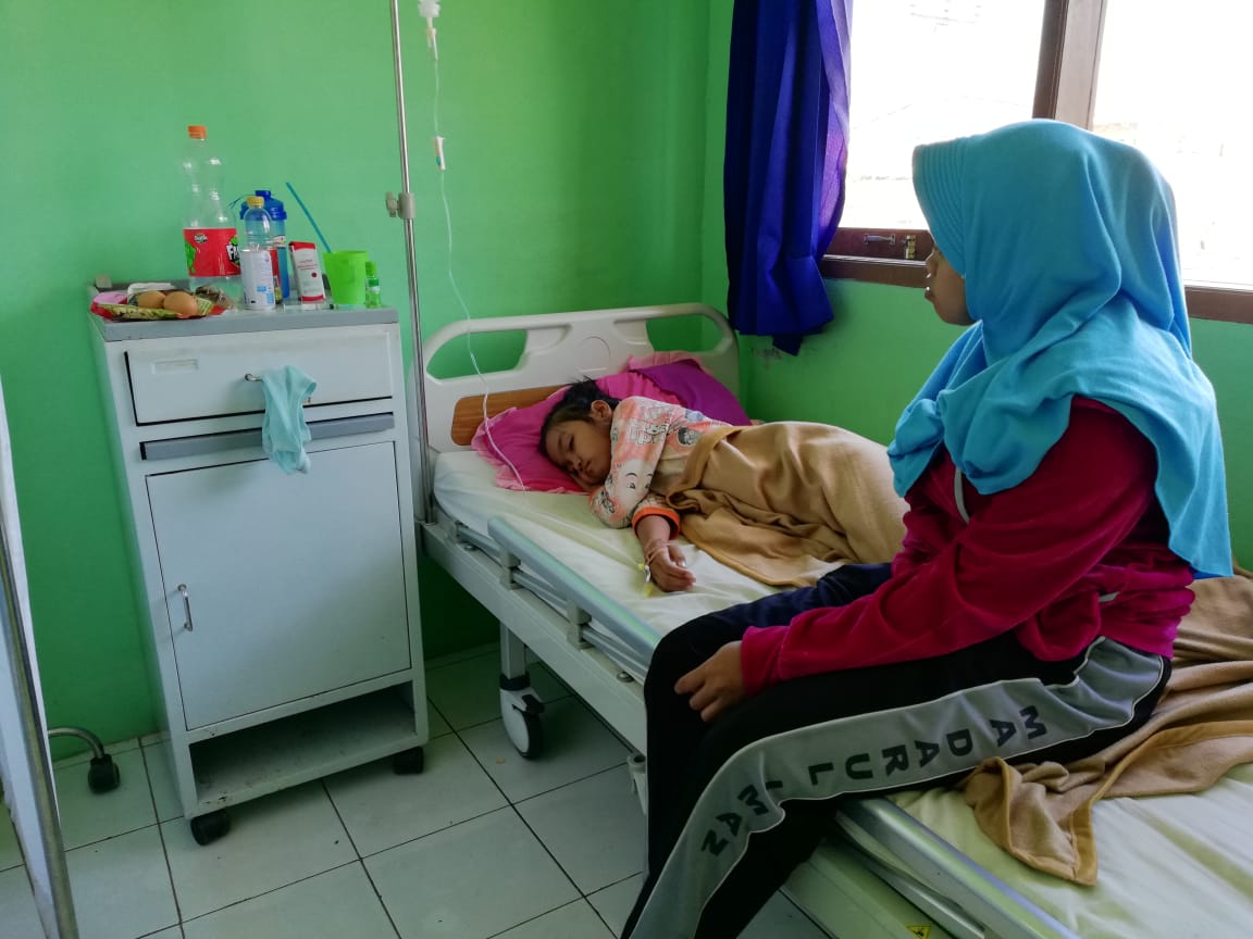 Seorang anak yang menderita keracunan tengah dirawat di RSUD Cililin, Kabupaten Bandung Barat