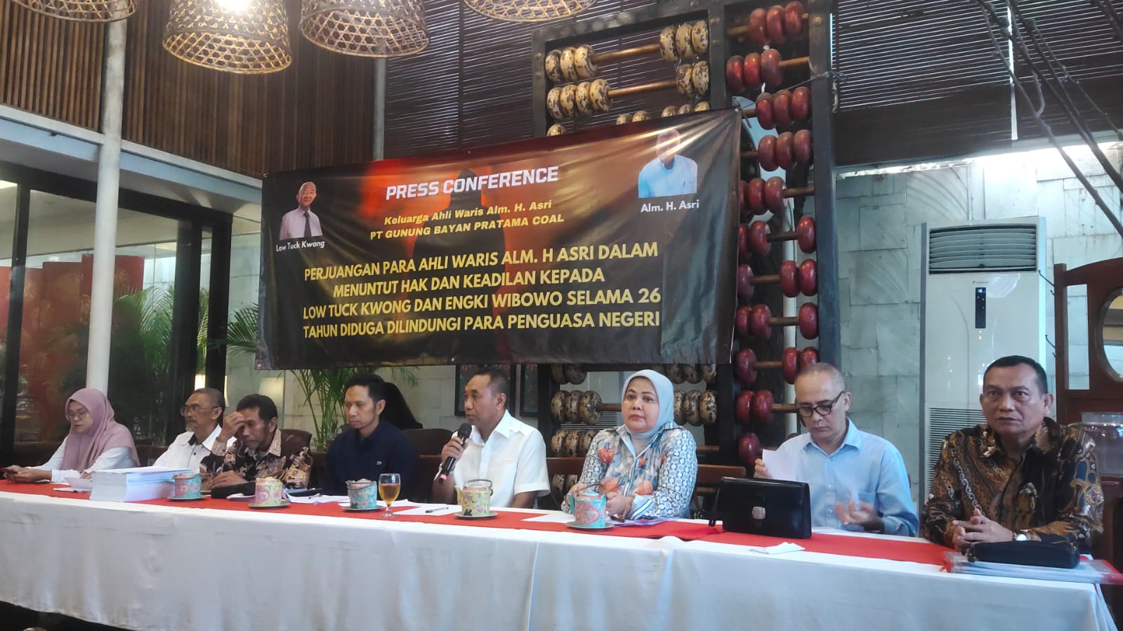  Ahli waris almarhum Haji Asri, mantan pemilik PT Gunungbayan Pratamacoal atau kini lebih dikenal dengan Bayan Resources.