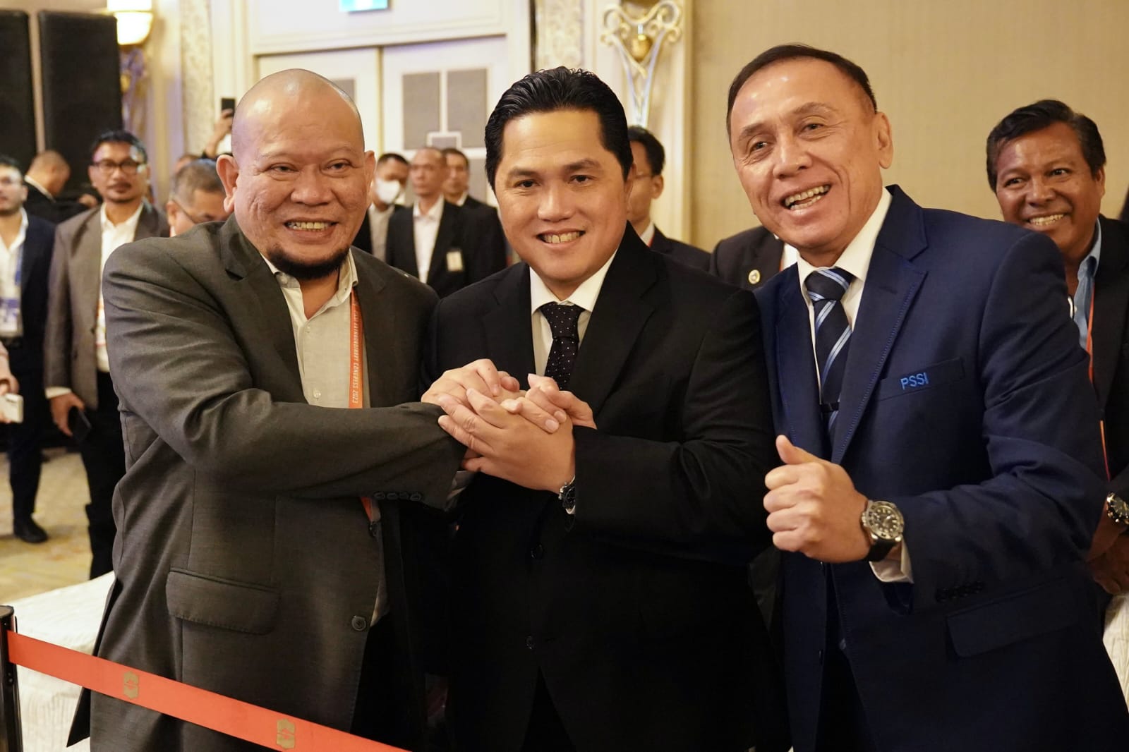 Erick Thohir (tengah), La Nyalla Mattalitti (kiri), dan Ketua PSSI periode 2019-2023 Mochamad Iriawan (kanan). 