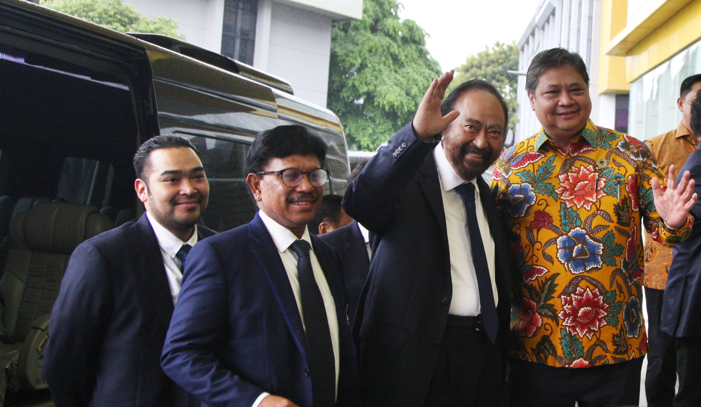 Ketua Umum Partai NasDem Surya Paloh (kedua kanan) disambut Ketua Umum Partai Golkar Airlangga Hartarto (kanan)