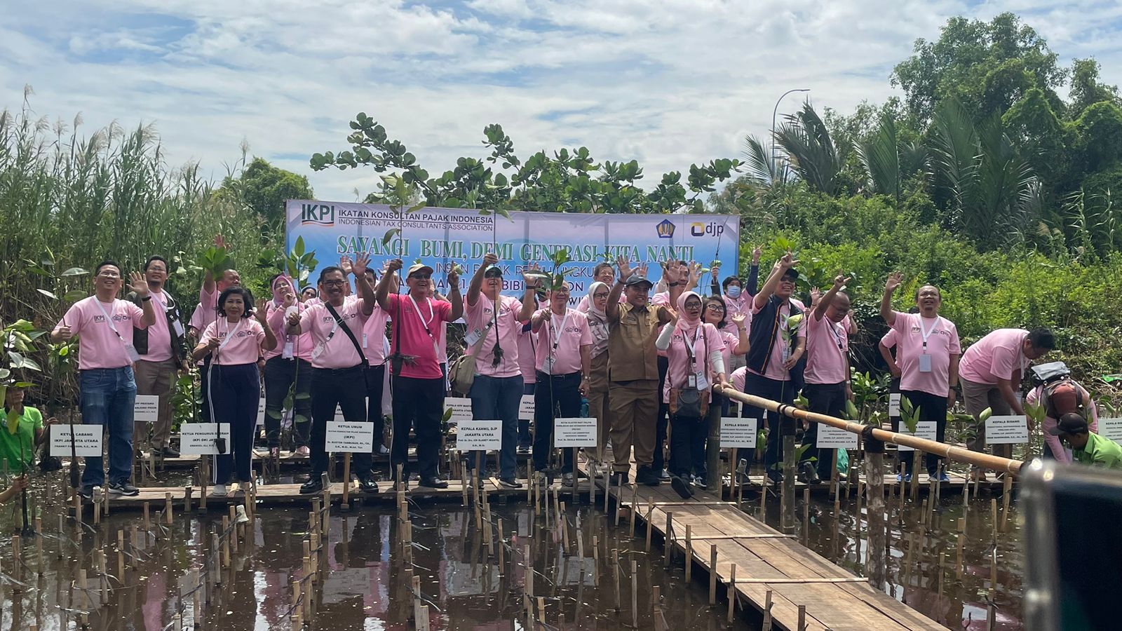 Ikatan Konsultan Pajak Indonesia Cabang Jakarta Utara dan Kanwil Ditjen Pajak Jakut menanam 1.000 mangrove di PIK Kamal Muara, Jakut, Selasa