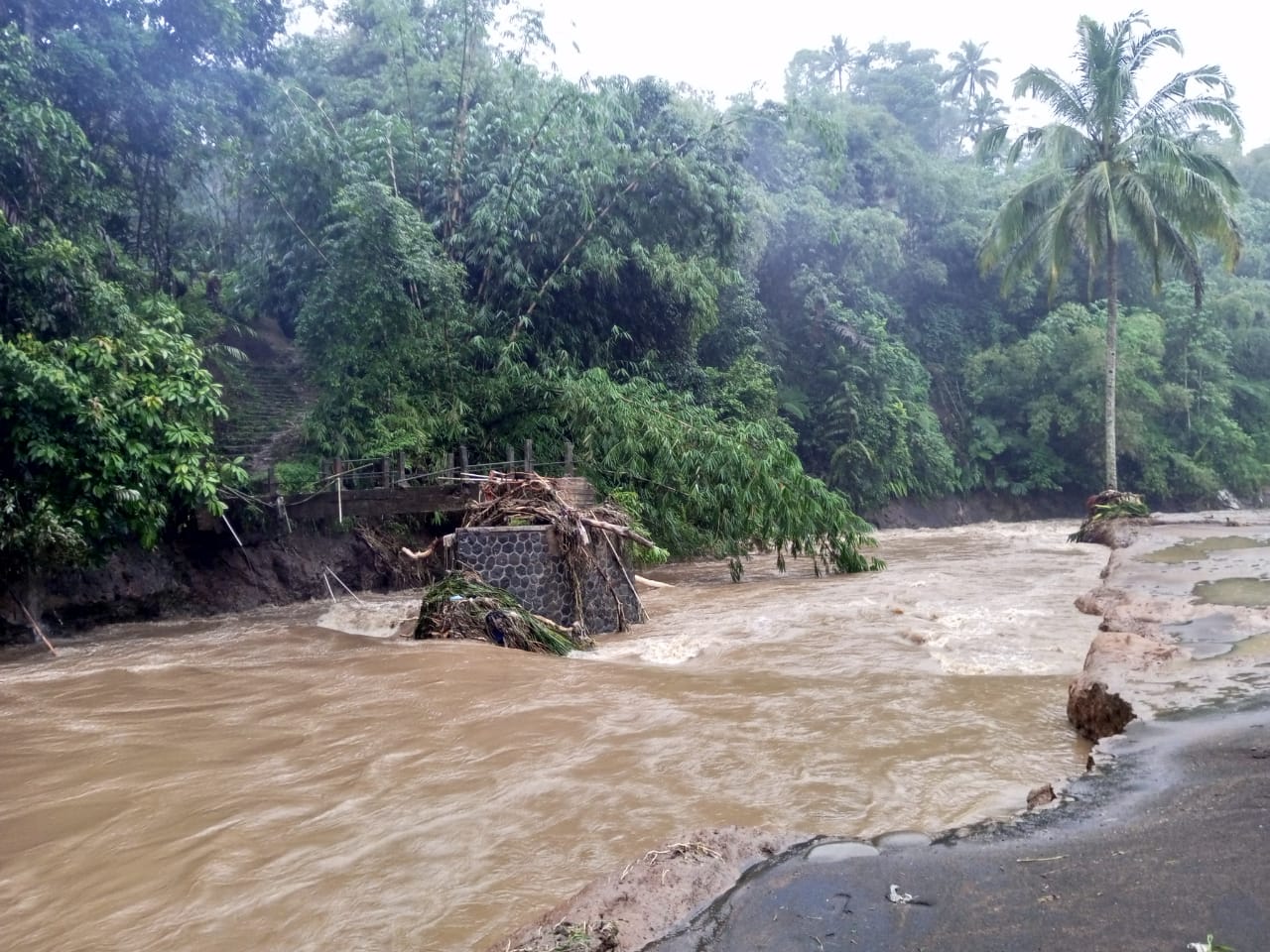 ilustrasi banjir bandang