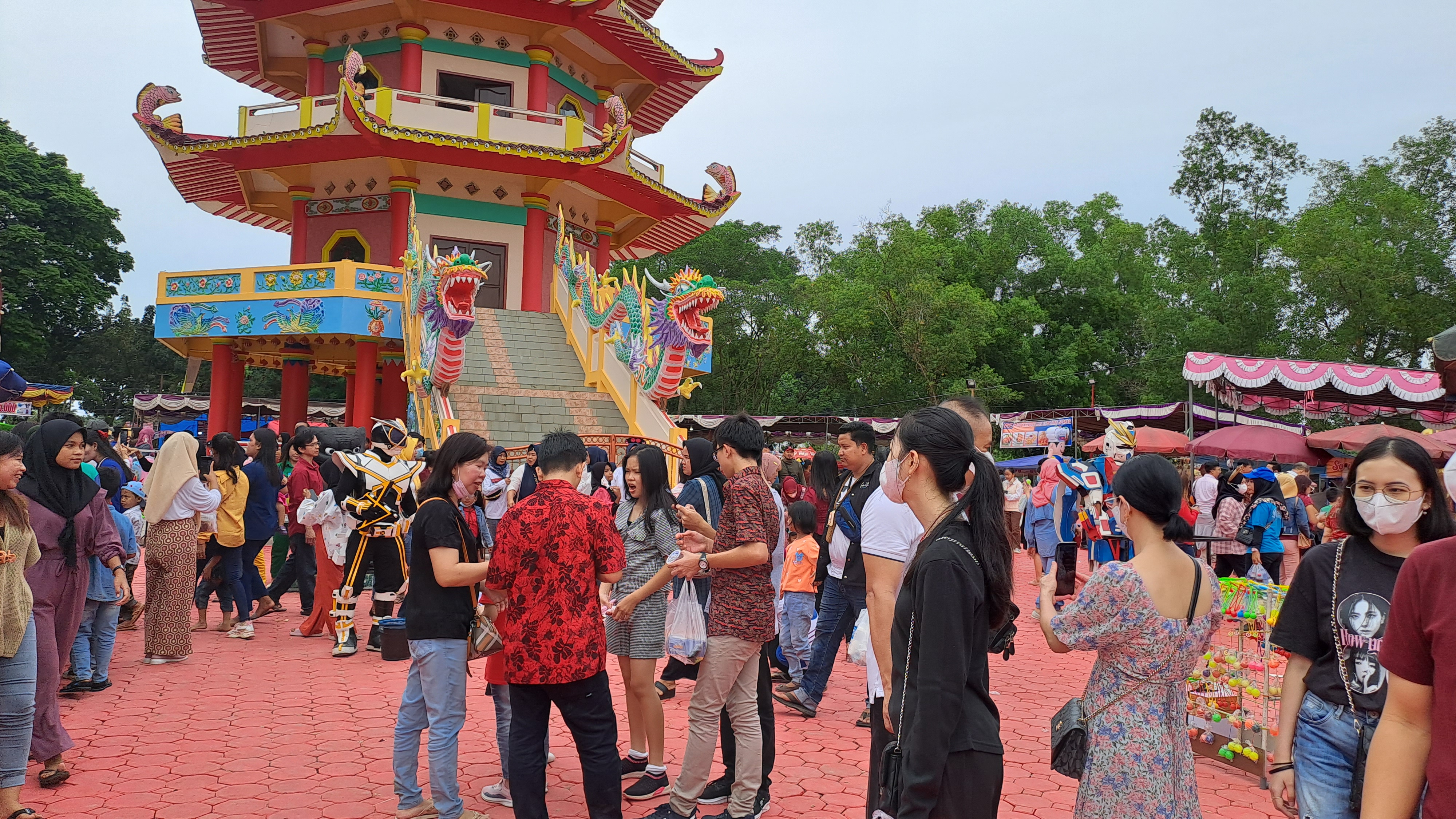 Wisatawan memadati Pulau Kemaro untuk ikut memeriahkan perayaan Cap Go Meh, Jumat (3/2).