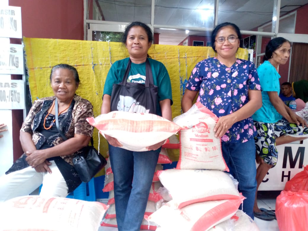  Maria Padung ( Tengah) bersama rekannya membeli beras di Kantor Perum Bulog Cabang Larantuka, NTT.