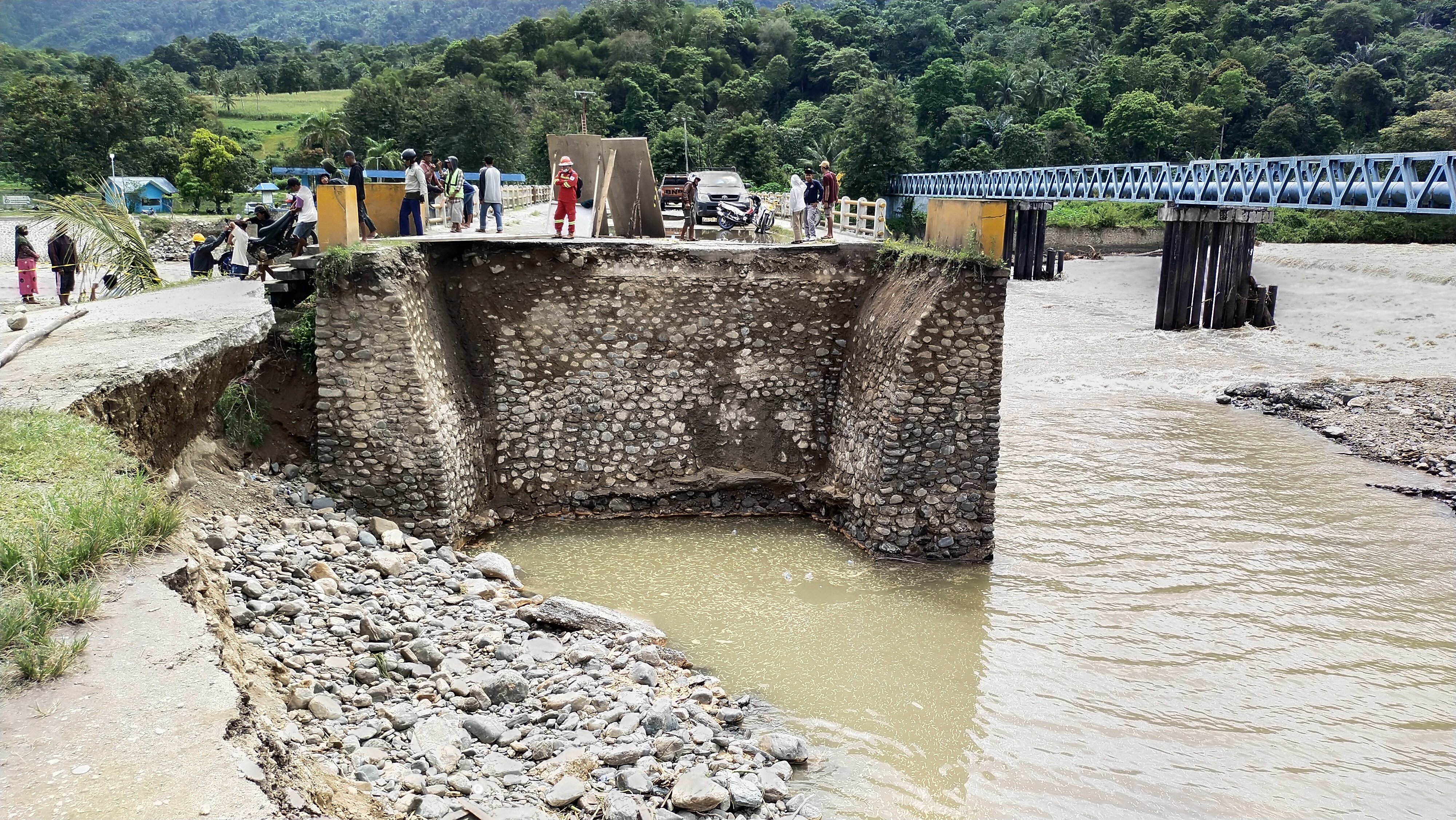 Jembatan di Desa Pakuli Utara, Kecamatan Gumbasa, Kabupaten Sigi, Sulteng, yang putus akibat banjir bandang pada awal September 2022 