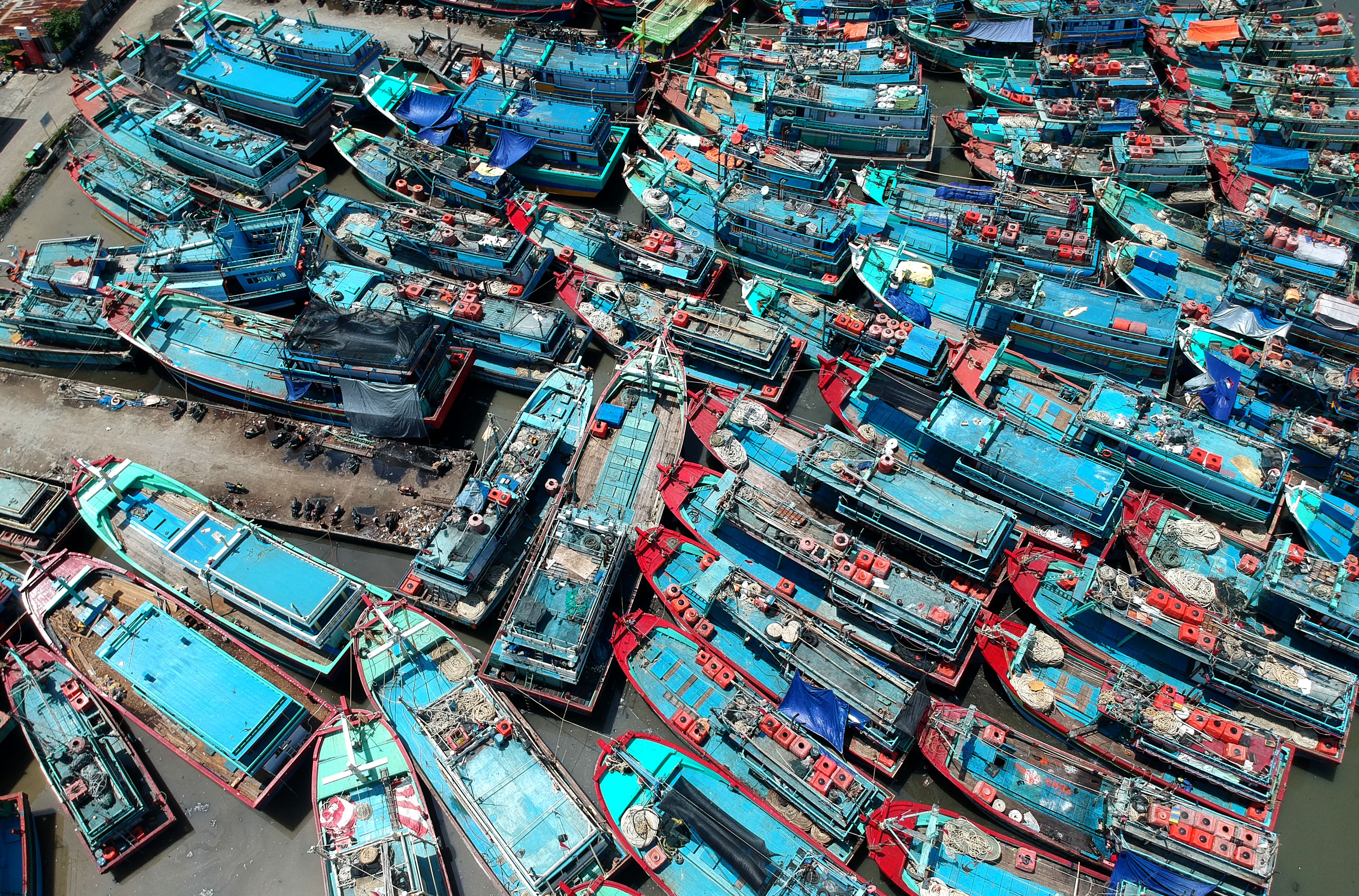 Foto udara kapal nelayan bersandar di Pelabuhan Tegal, Jawa Tengah
