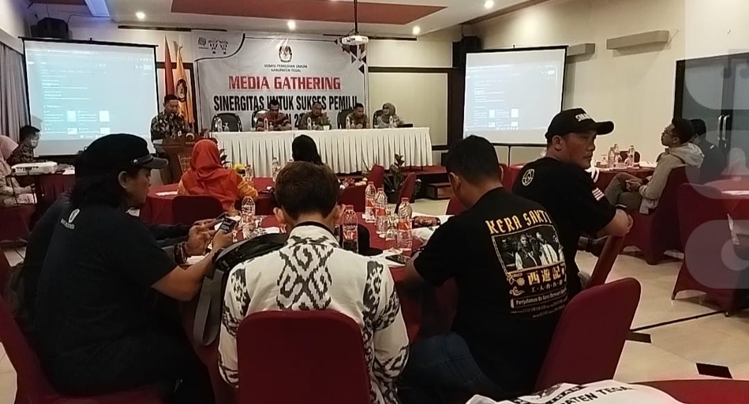 Suasana diskusi Media Gathering KPU Kabupaten Tegal di sebuah hotel di Obyek wisata Guci, Tegal selama dua hari yang berakhir Sabtu (26/2).