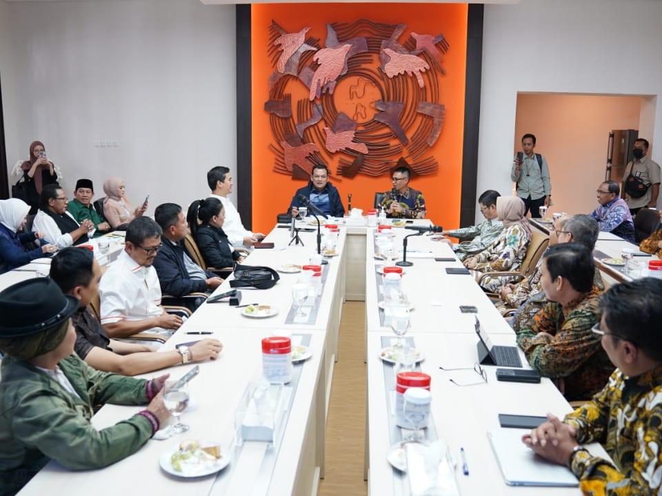 Komisi VI DPR melakukan kunjungan kerja spesifik ke kantor pusat PT Pos Indonesia (persero) pada 2-4 Februari 2023.