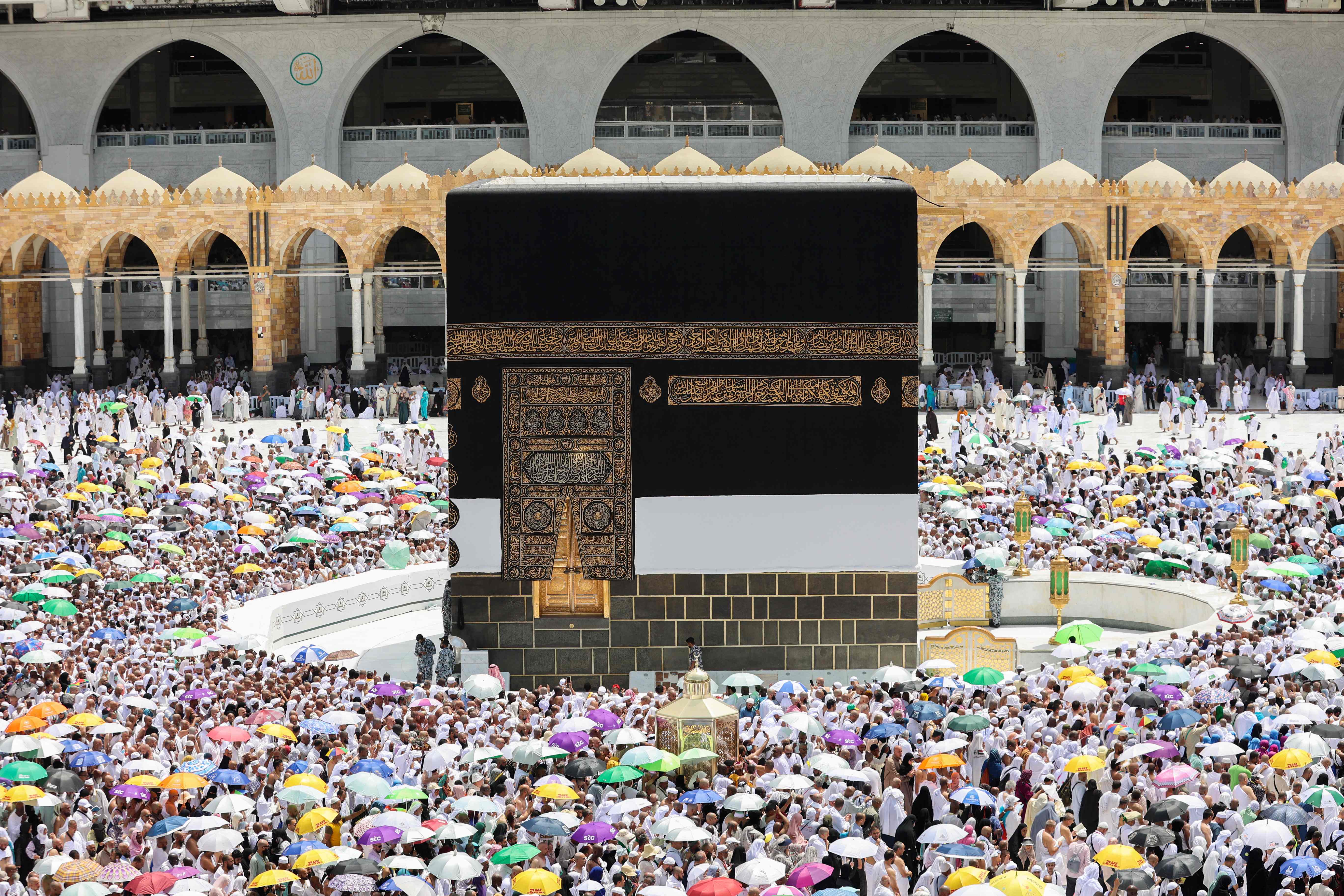 Umat Muslim dari berbagai negara saat menjalankan ibadah haji di Masjidil Haram, Arab Saudi.