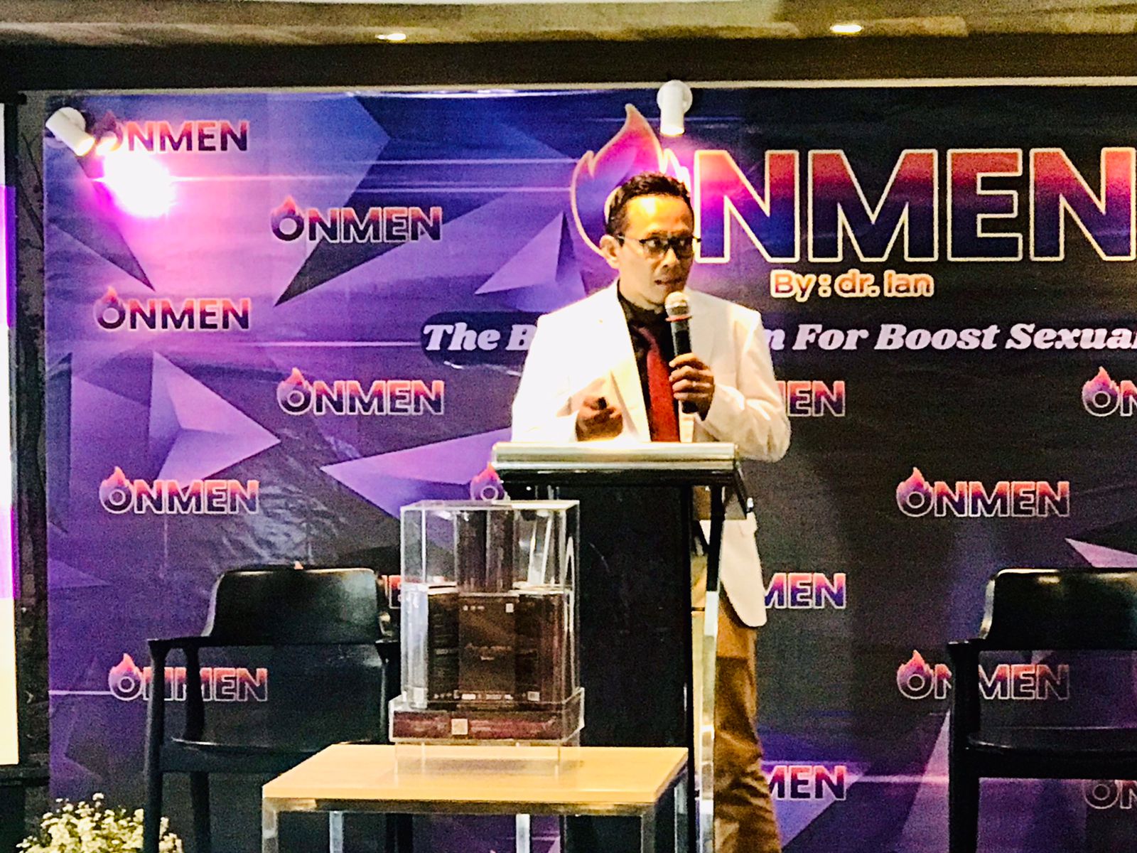 Seksolog jebolan Universitas Trisakti, dr. Ian.