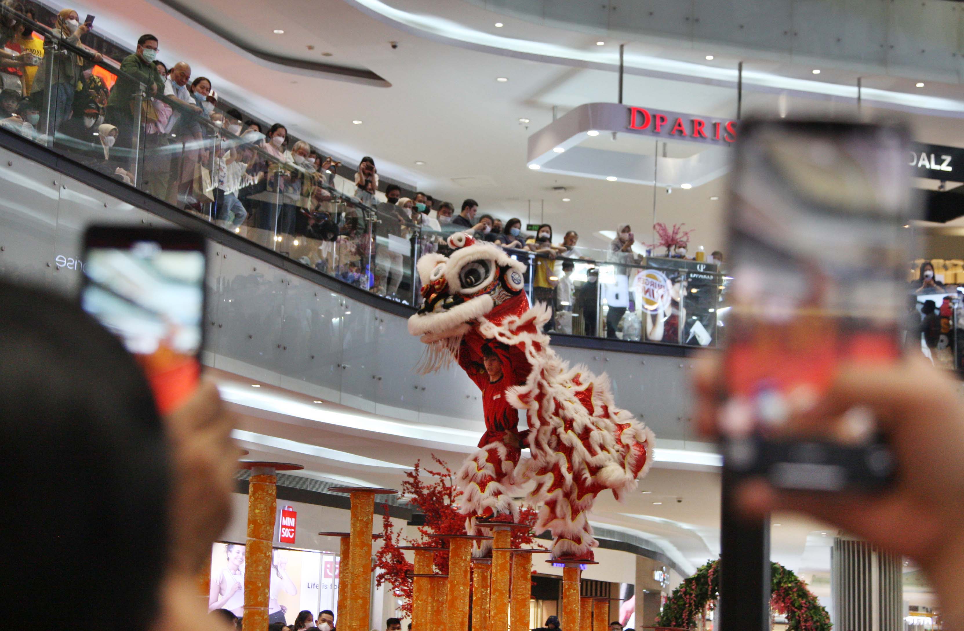 Atraksi barongsai di Mall Lippo Puri. LPKR mengefisienskan penggunan air di setiap properti miliknya.