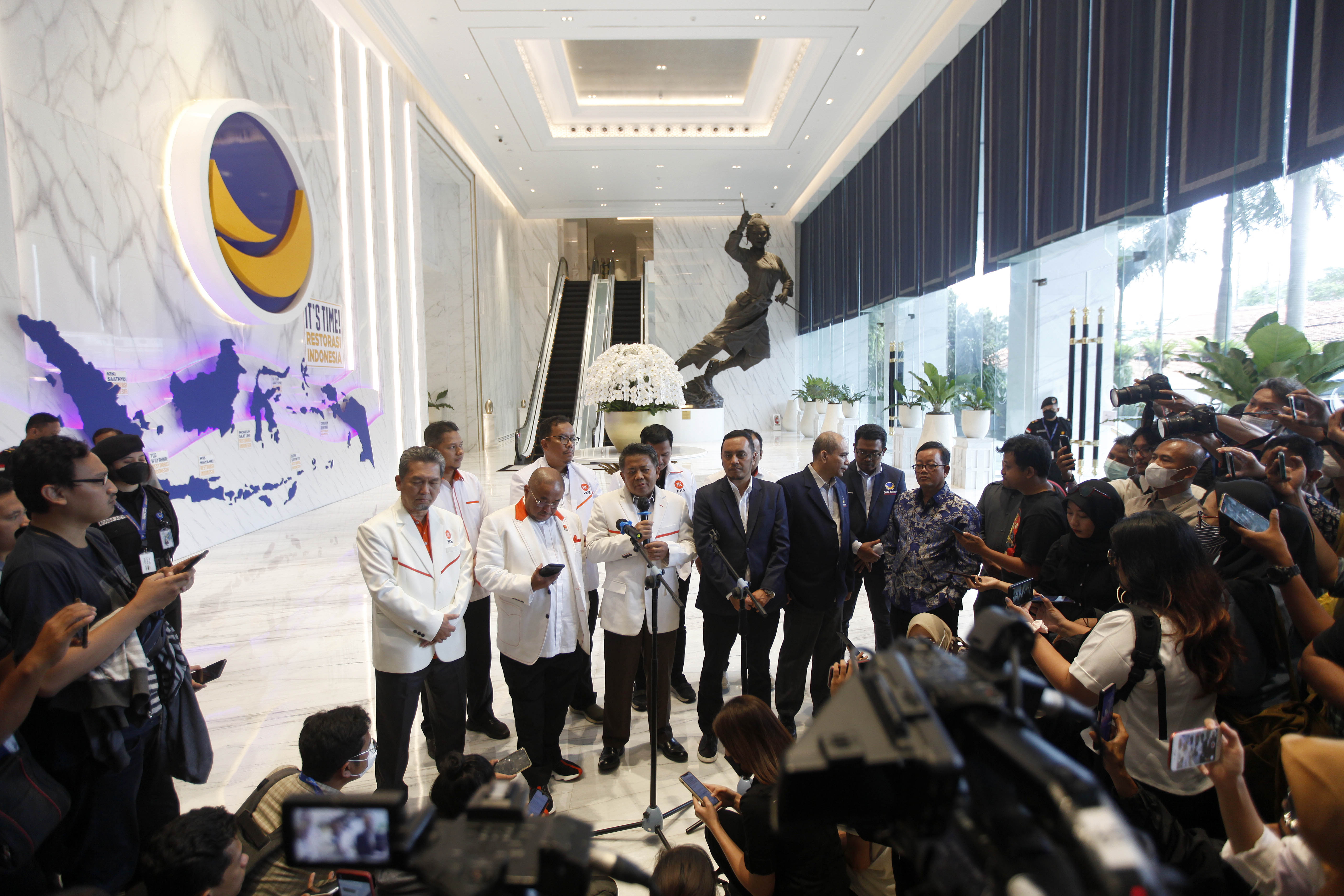 Pimpinan Partai NasDem dan pimpinan PKS memberikan keterangan kepada wartawan usai melakukan pertemuan tertutup di Jakarta, hari ini.