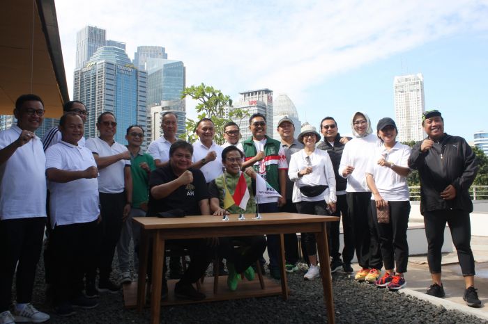 Ketua Umum Partai Golkar Airlangga Hartarto (kiri) dan Ketua Umum Partai Kebangkitan Bangsa (PKB) Muhaimin Iskandar (kanan).