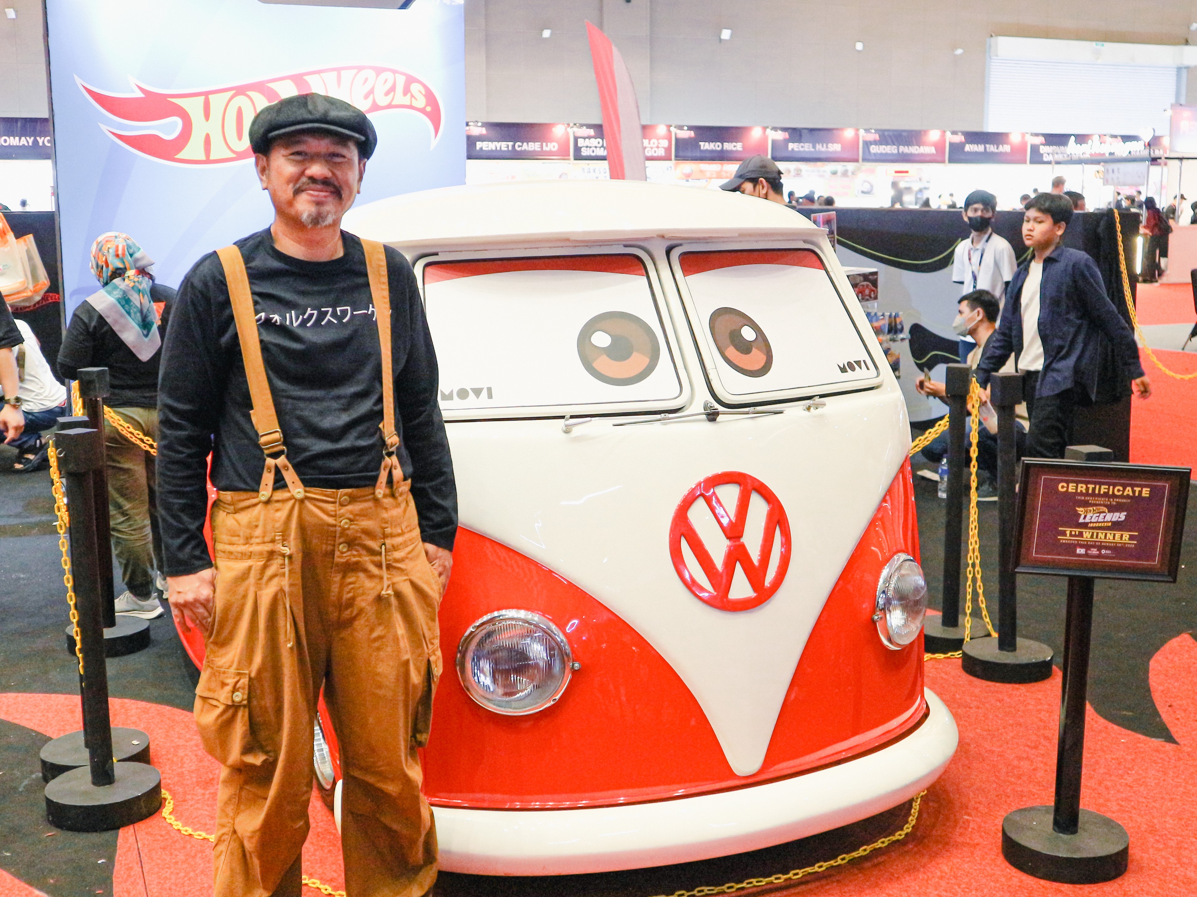 Denny Kusumah bersama karyanya VW Dakodok di IIMS 2023.