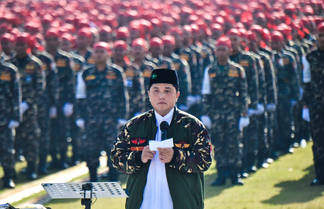 Menteri BUMN Erick Thohir mengenakan jaket Banser menghadiri Puncak Resepsi Harlah 1 Abad NU di Stadion Gelora Delta Sidoarjo, Jawa Timur, S