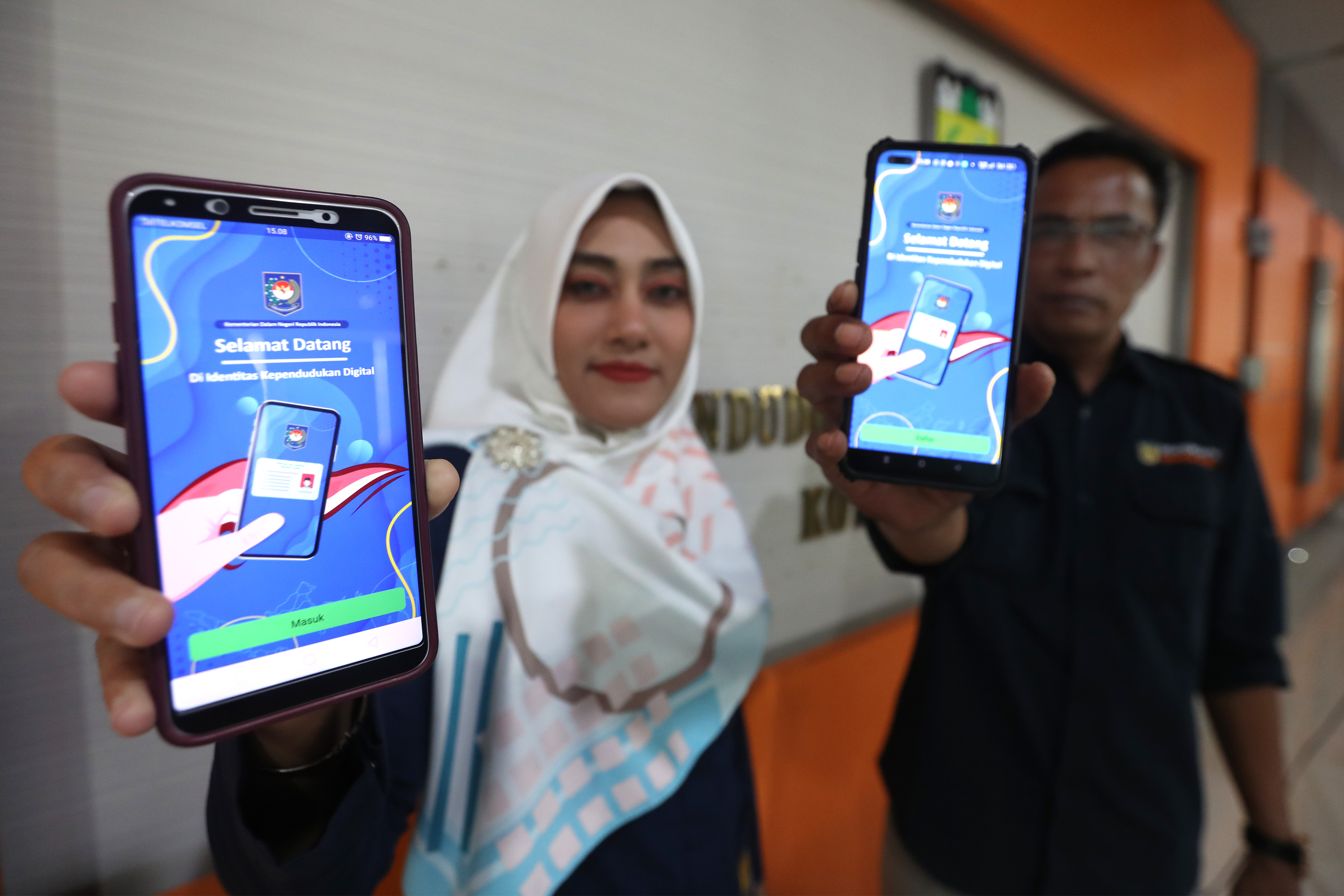 Petugas Dinas Dukcapil Kota Banda Aceh memperlihatkan aplikasi identitas kependudukan digital.
